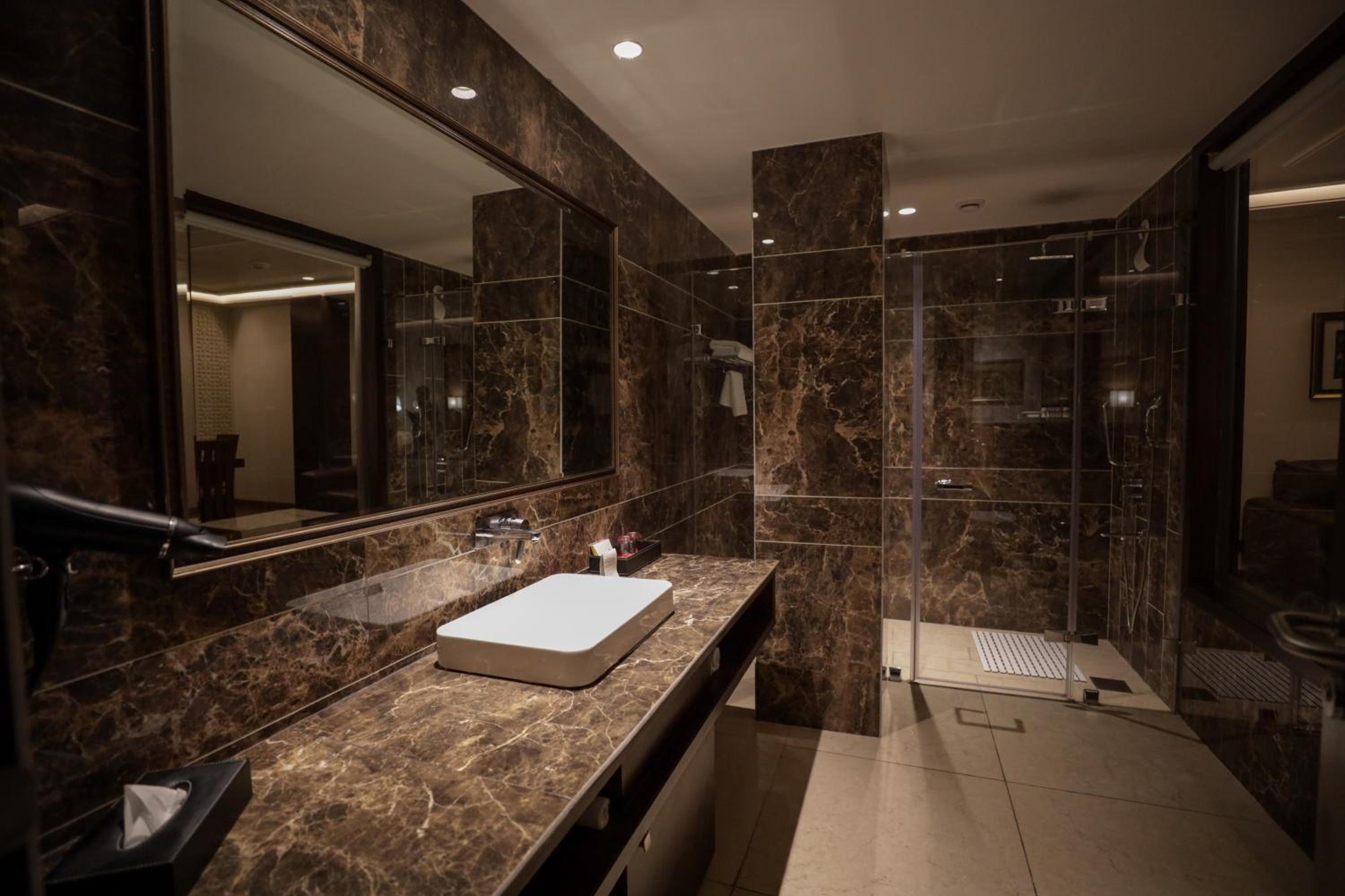 King Suite (Non Smoking) - Book & Unlock Exclusive Discounts - Photo 3