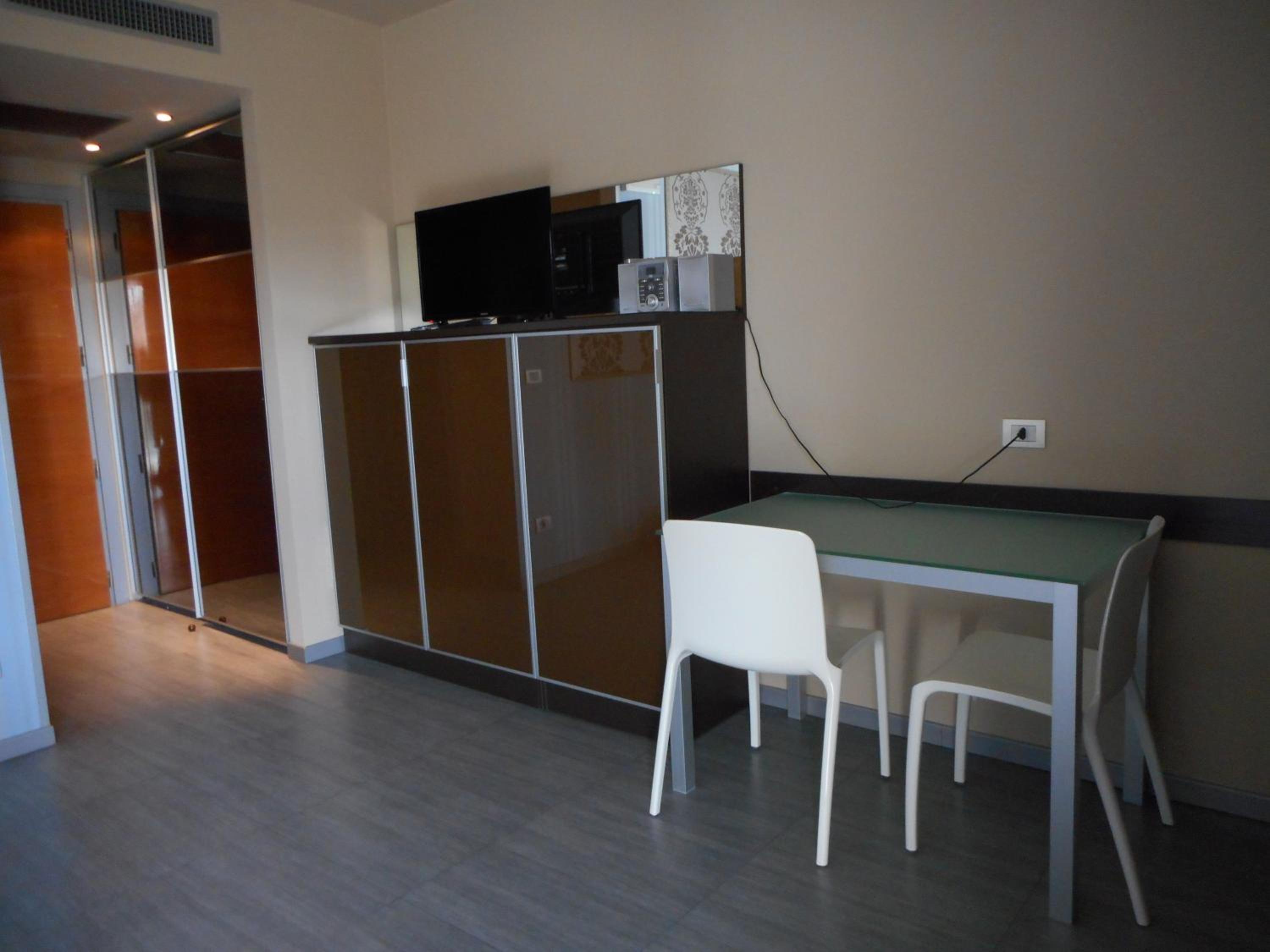 Studio Apartment - Photo 2