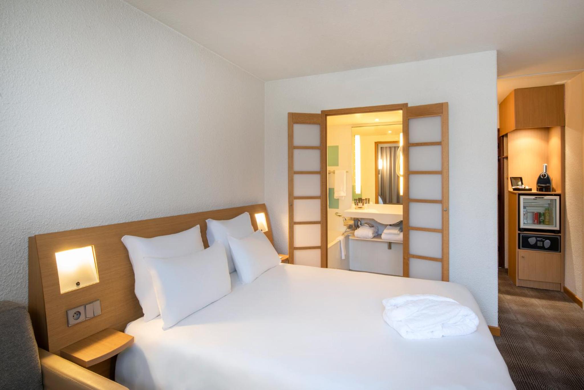 Executive Room with 1 Queen Bed and Sofa - Photo 6