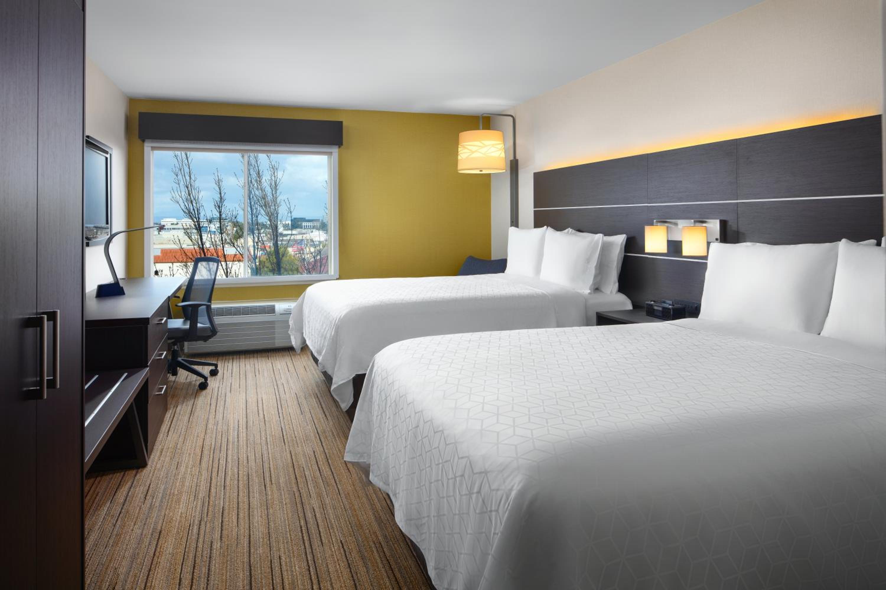 Standard Room with Two Queen Beds - Photo 3