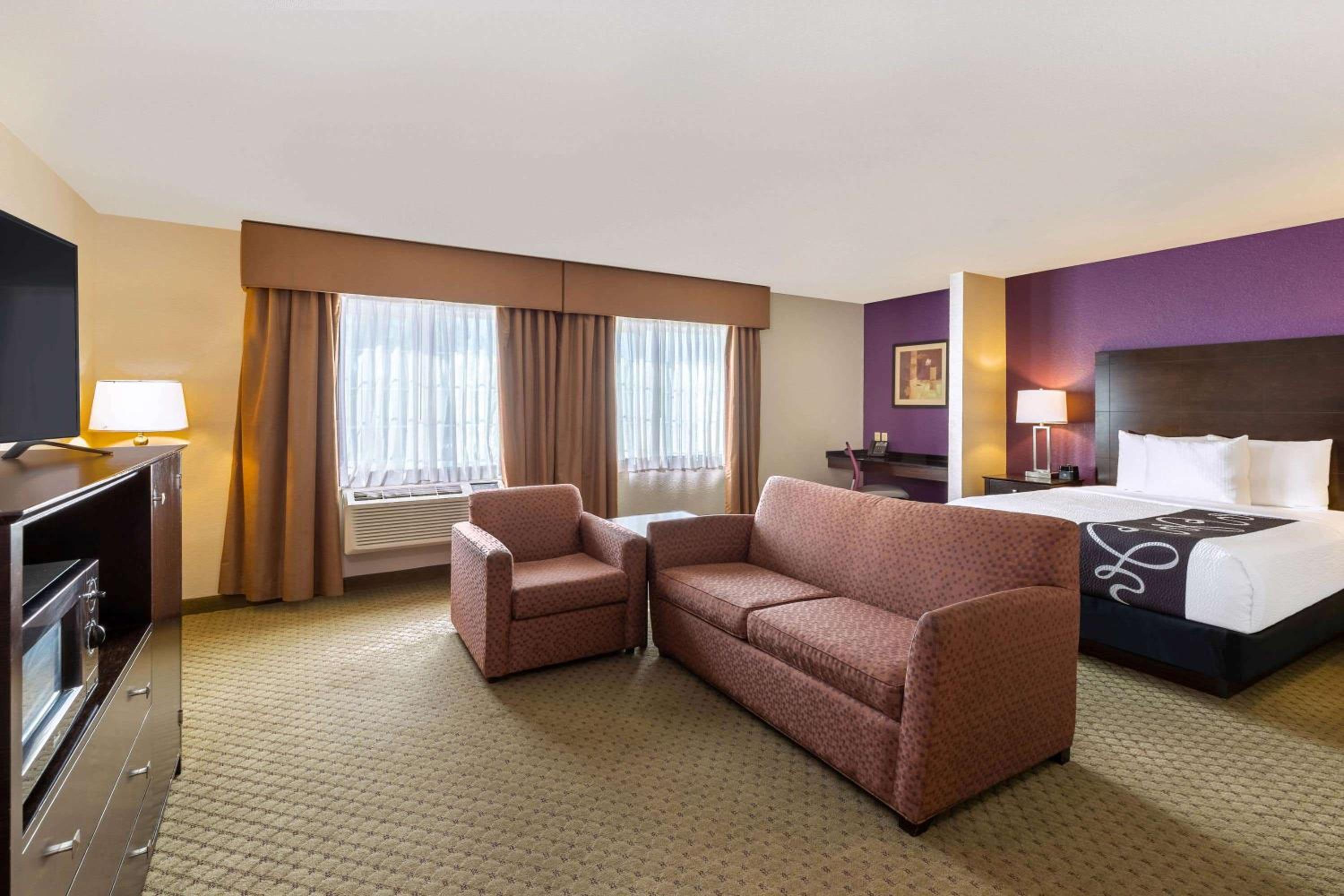 Queen Room with Sofa Bed - Non-Smoking - Photo 1