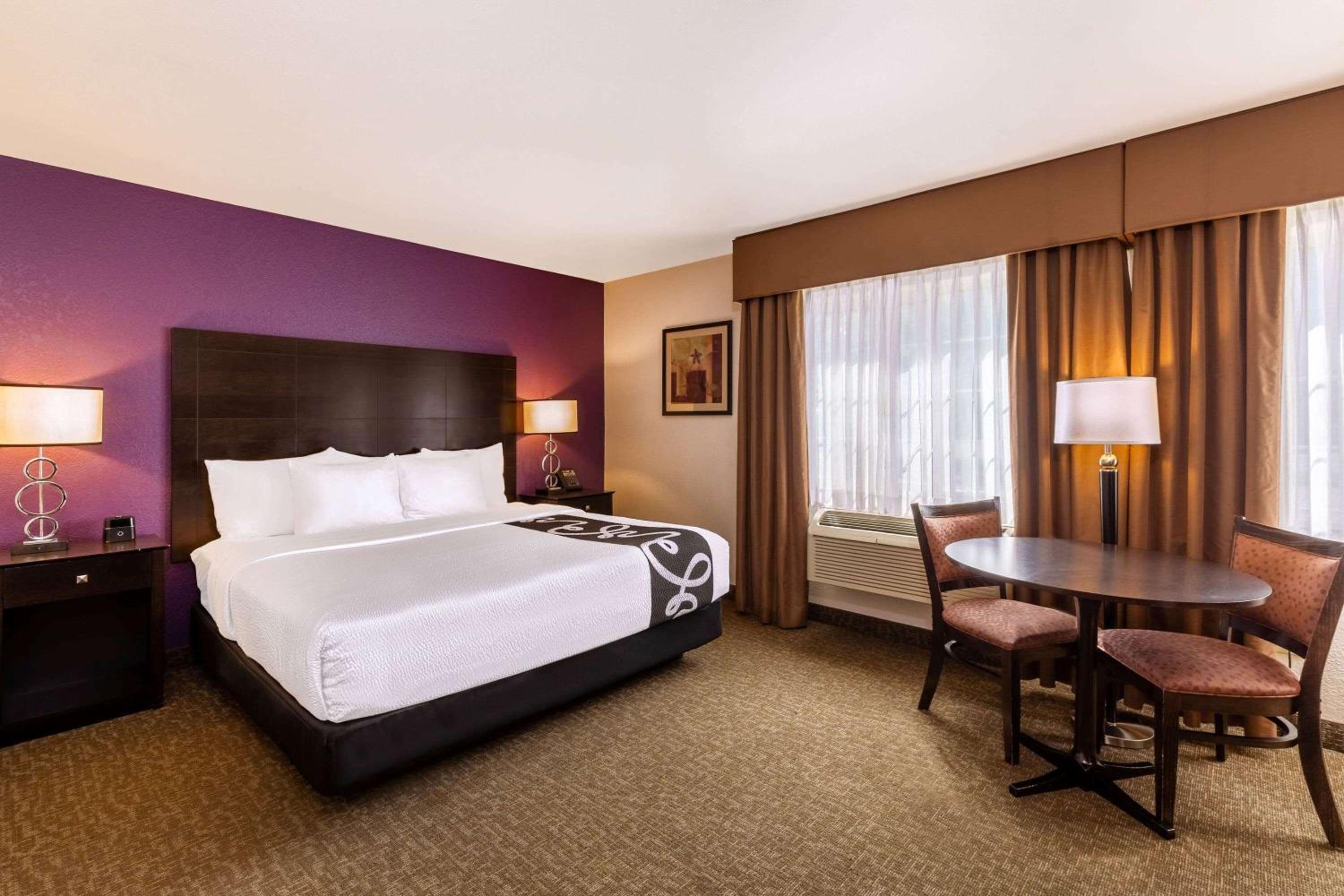 Deluxe King Room with Kitchenette - Non-Smoking - Photo 1