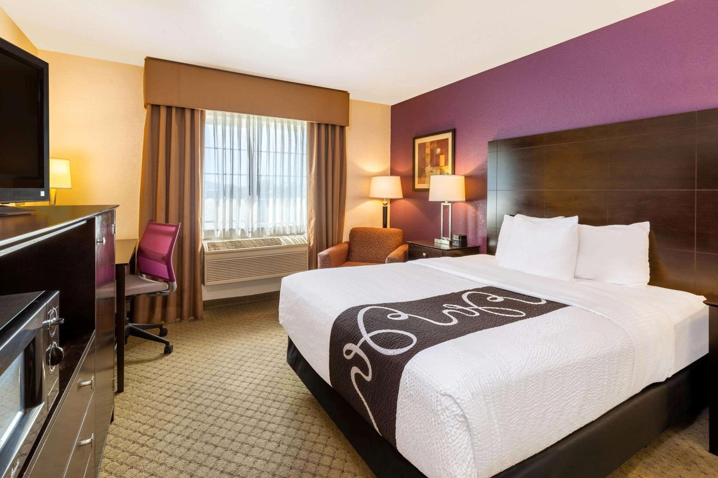 Deluxe Queen Room - Photo 1