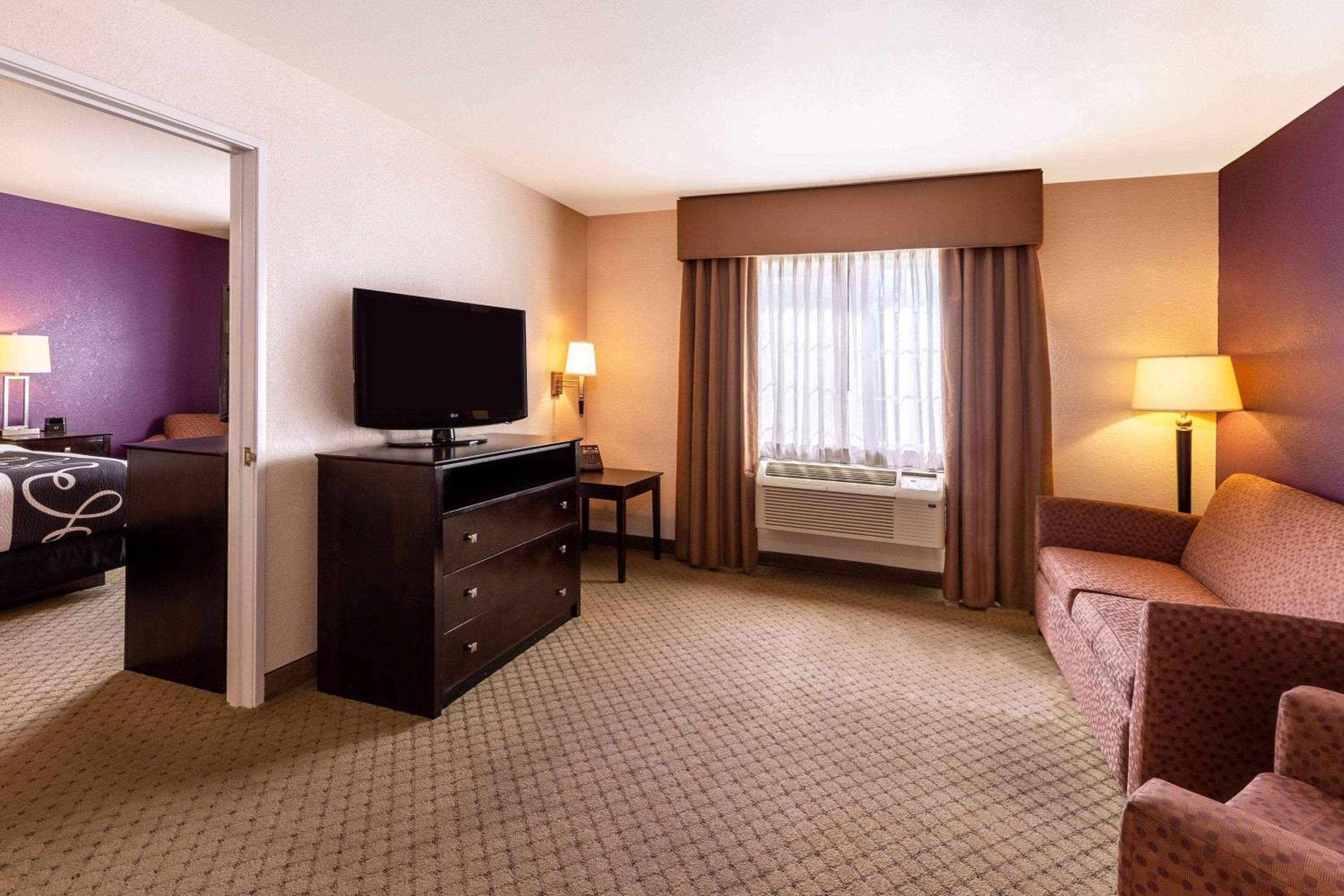 One-Bedroom Suite - Photo 1