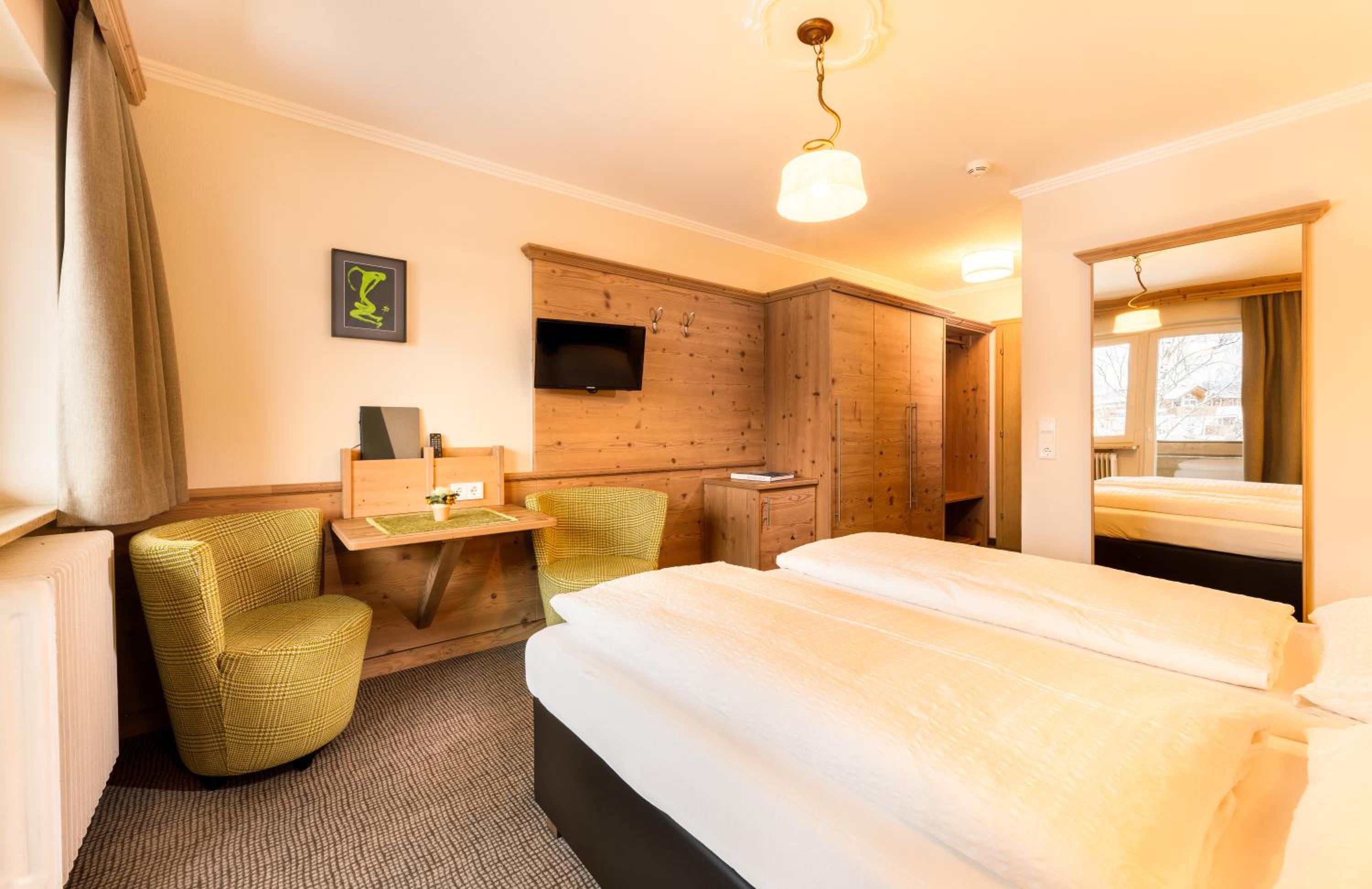 Double Room with Balcony - Photo 5