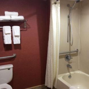 Quadruple Room with Two Queen Beds - Non Smoking - Photo 5