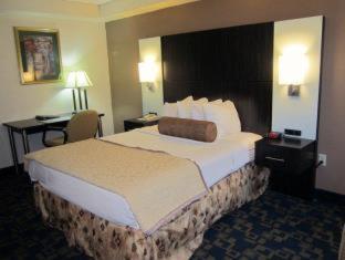 Quadruple Room with Two Queen Beds - Non Smoking - Photo 1