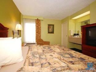Quadruple Room with Two Queen Beds - Non Smoking - Photo 2