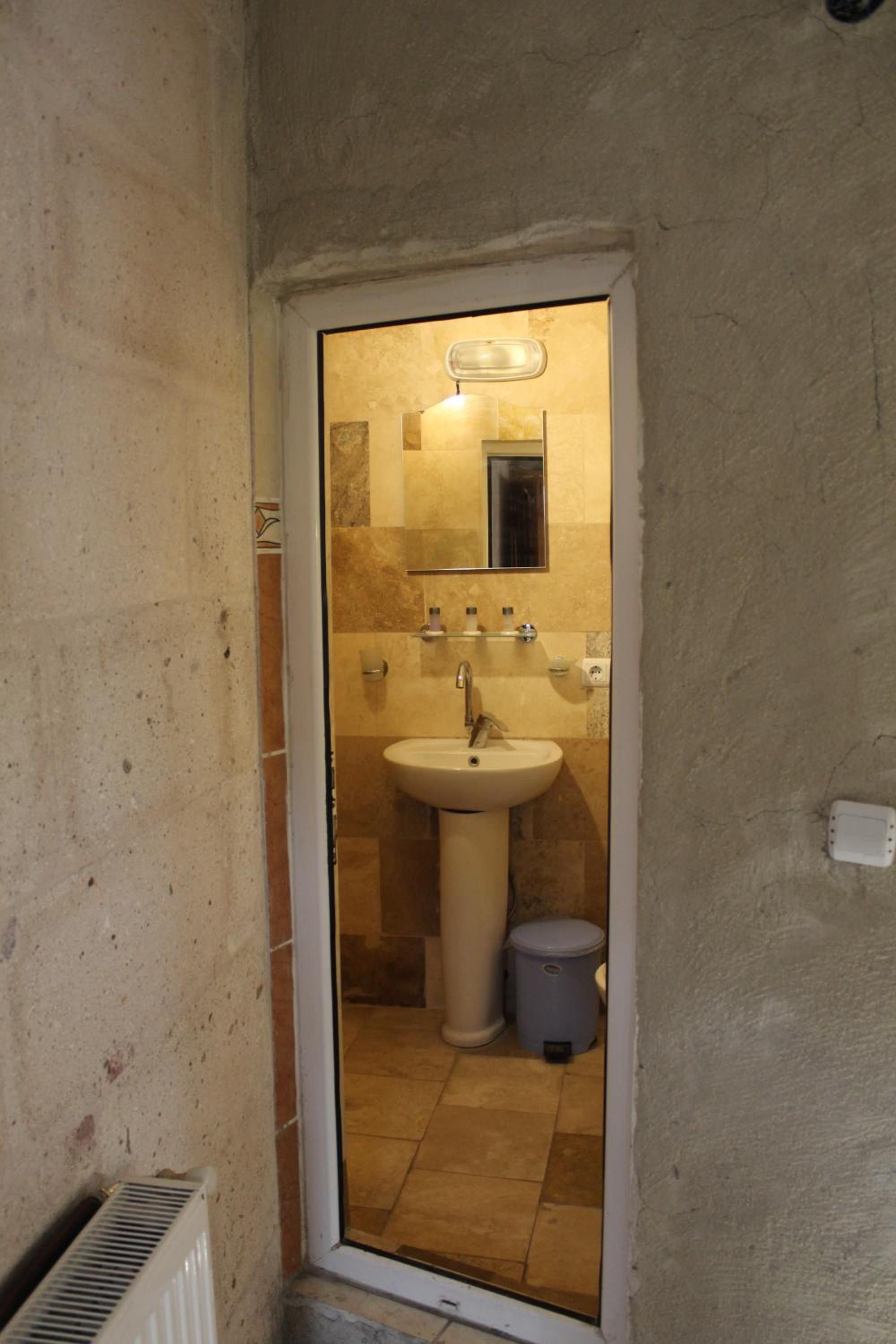 Arch Room with Balcony - Photo 3