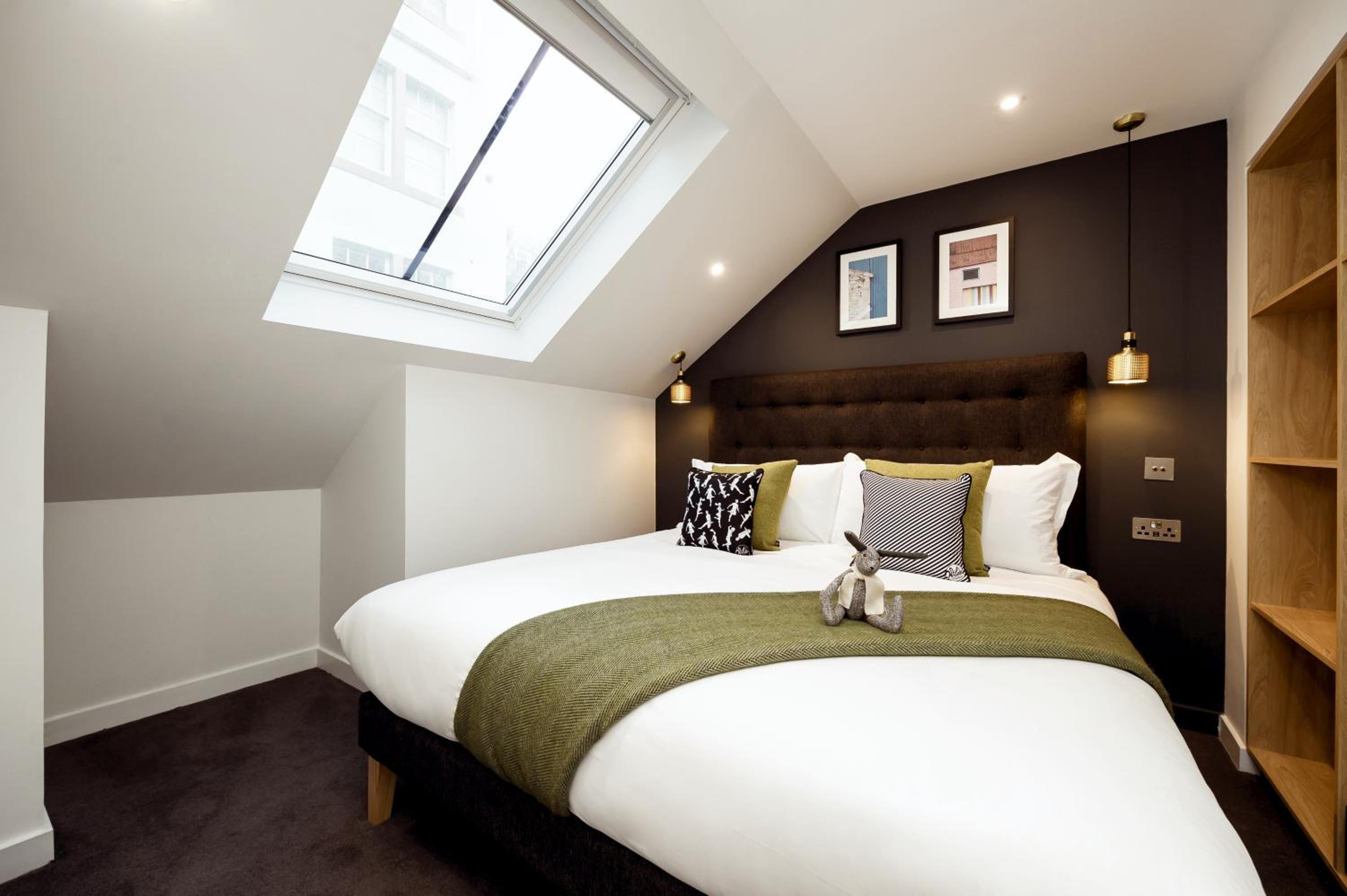 One Twin Bedroom Apartment with Castle View
