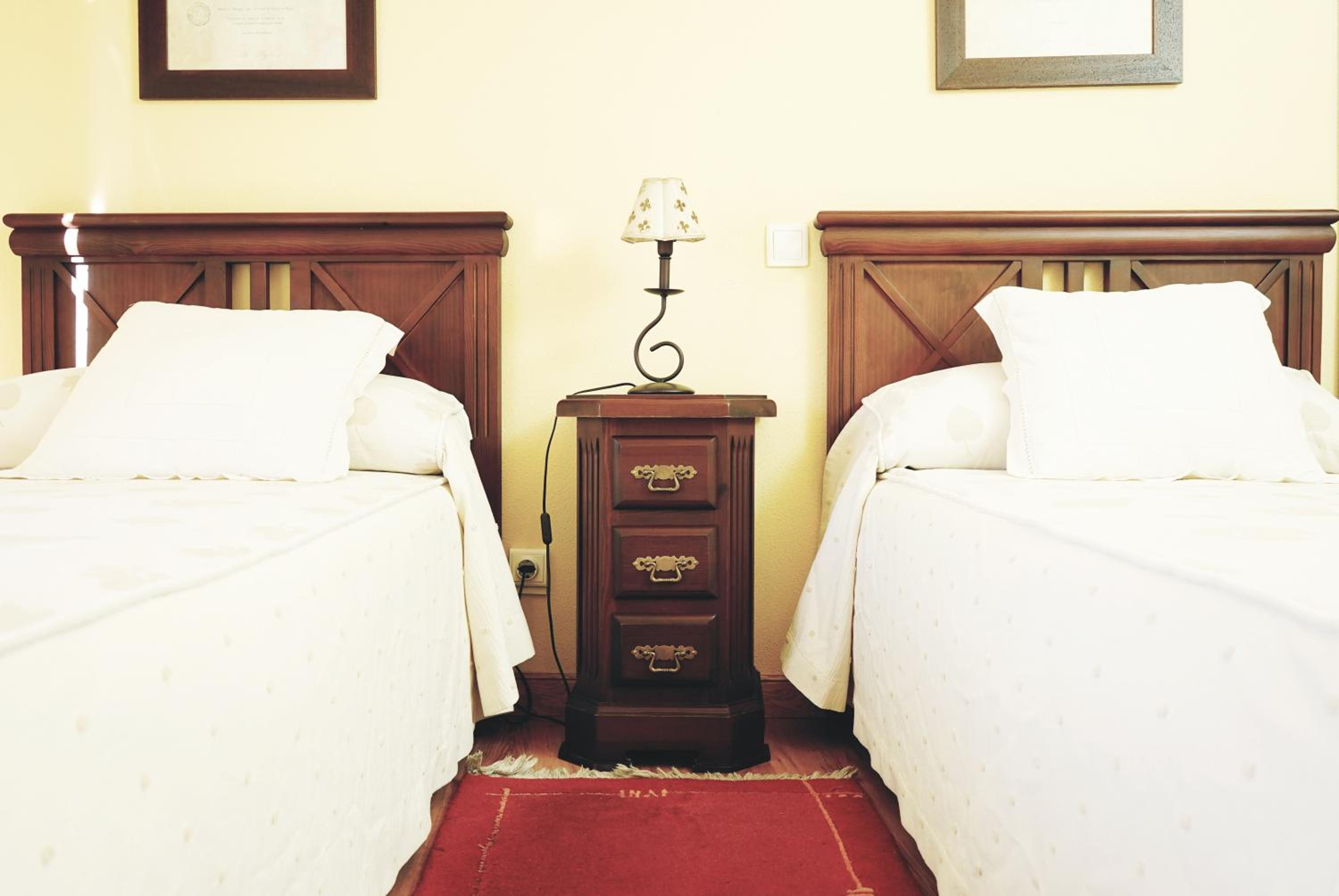 Budget Twin Room - Photo 4