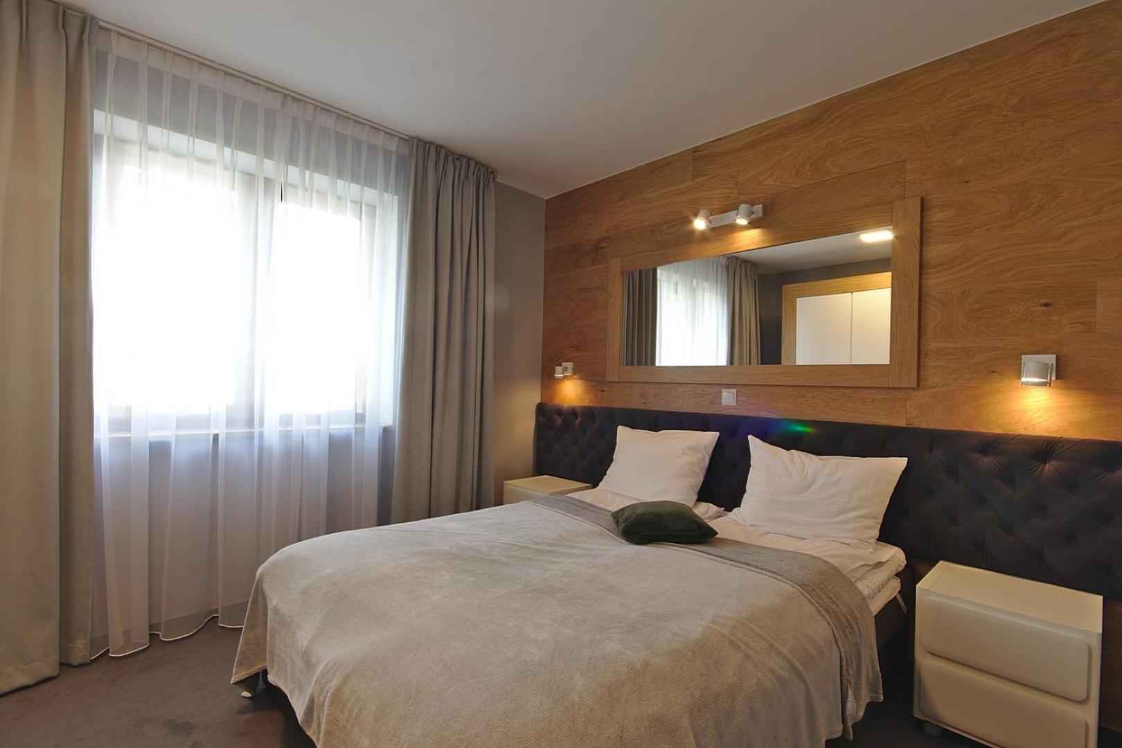 Deluxe Two-Bedroom Apartment with Fireplace, air conditioning and Balcony or Terrace - Photo 1