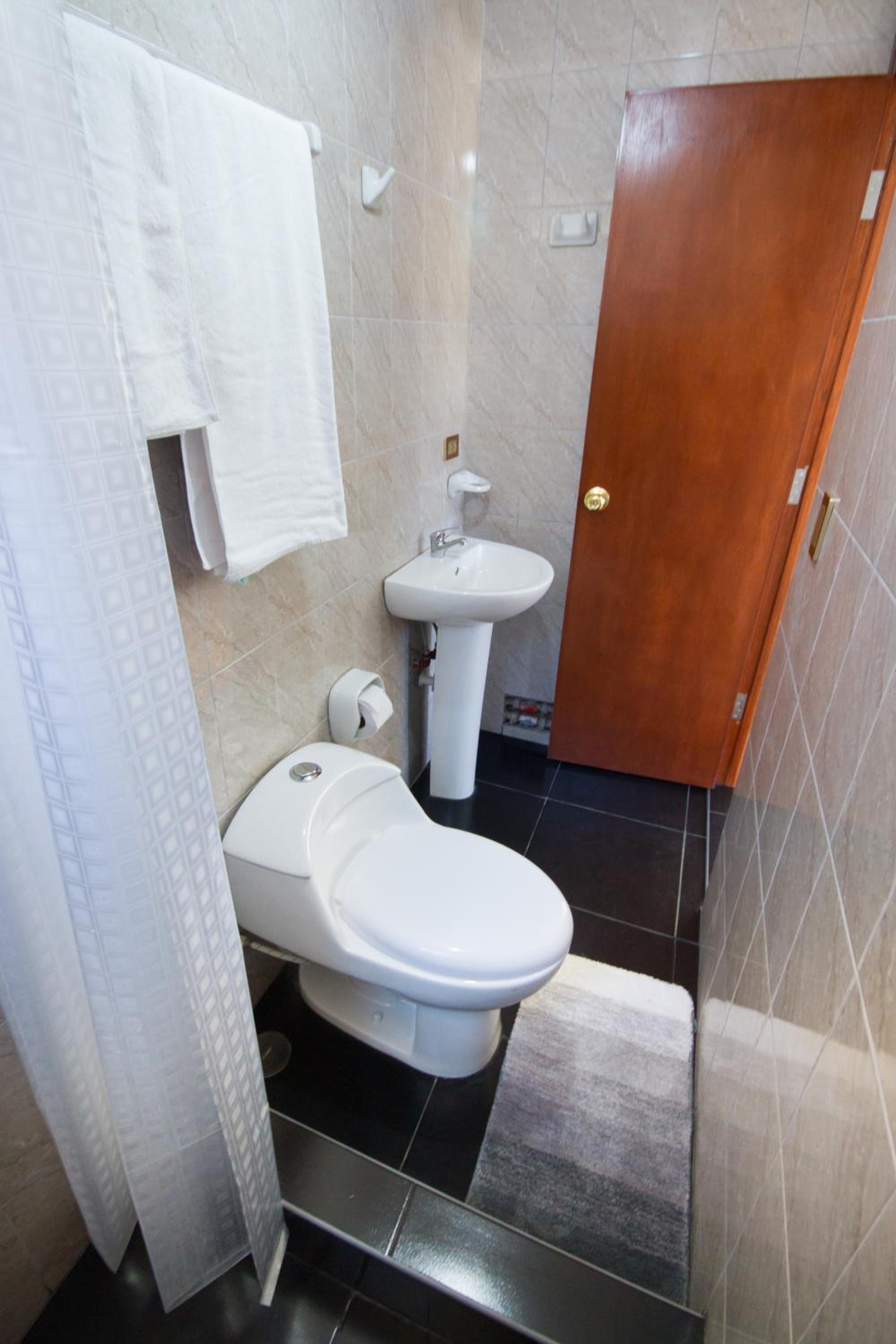 Standard Double Room - Photo 9