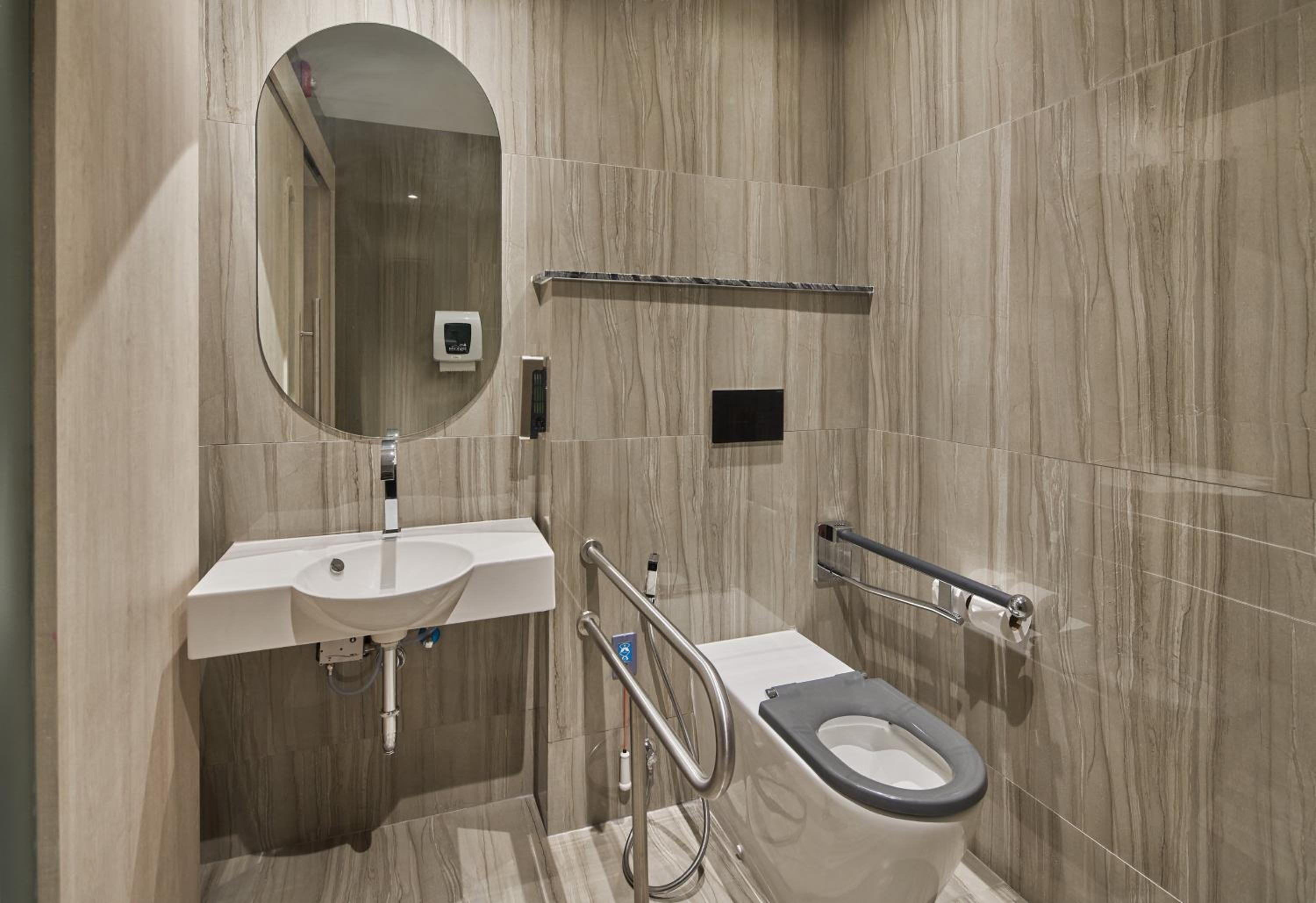 Queen Room - Accessible with Free Breakfast - Photo 18