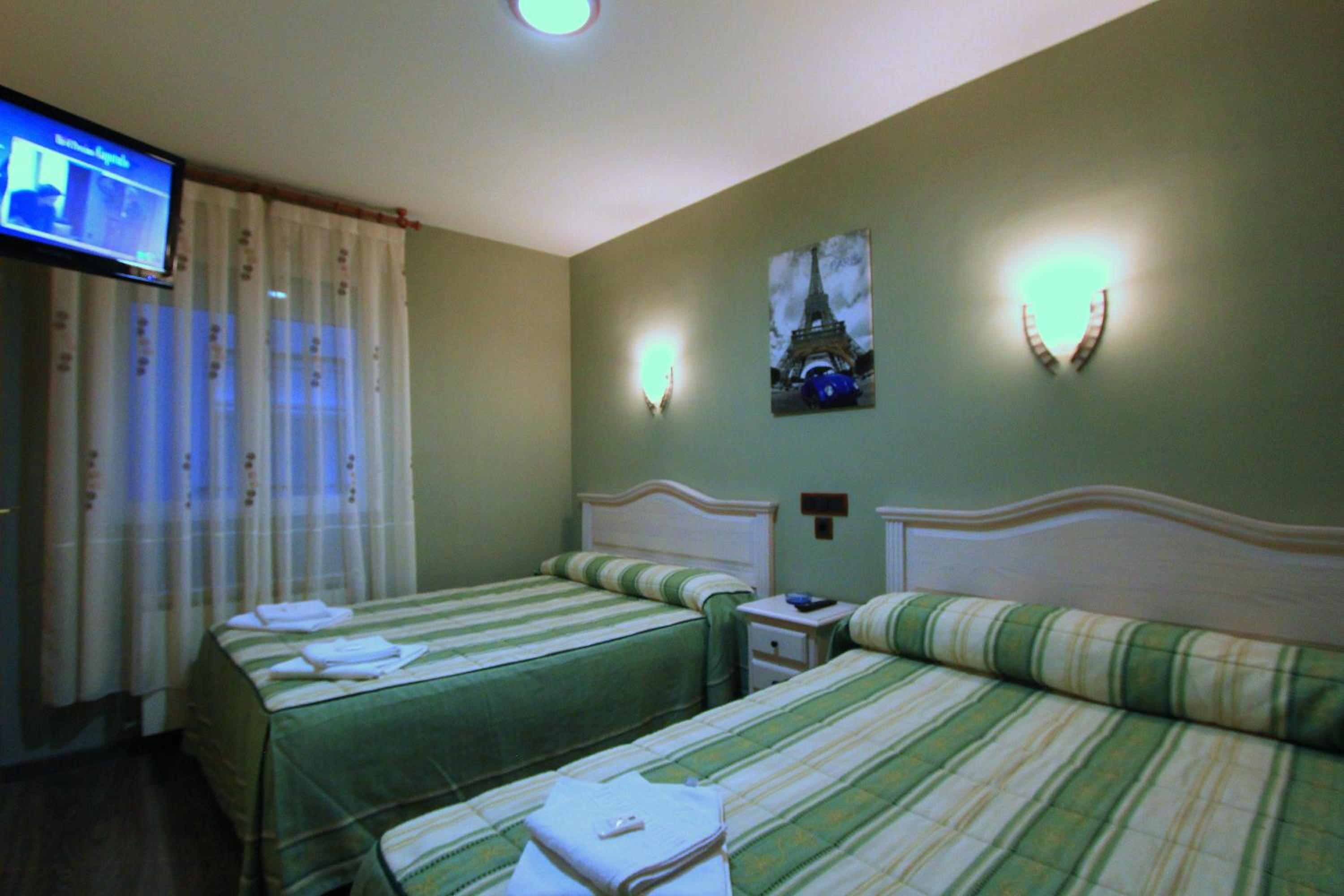 Twin Room - Photo 8