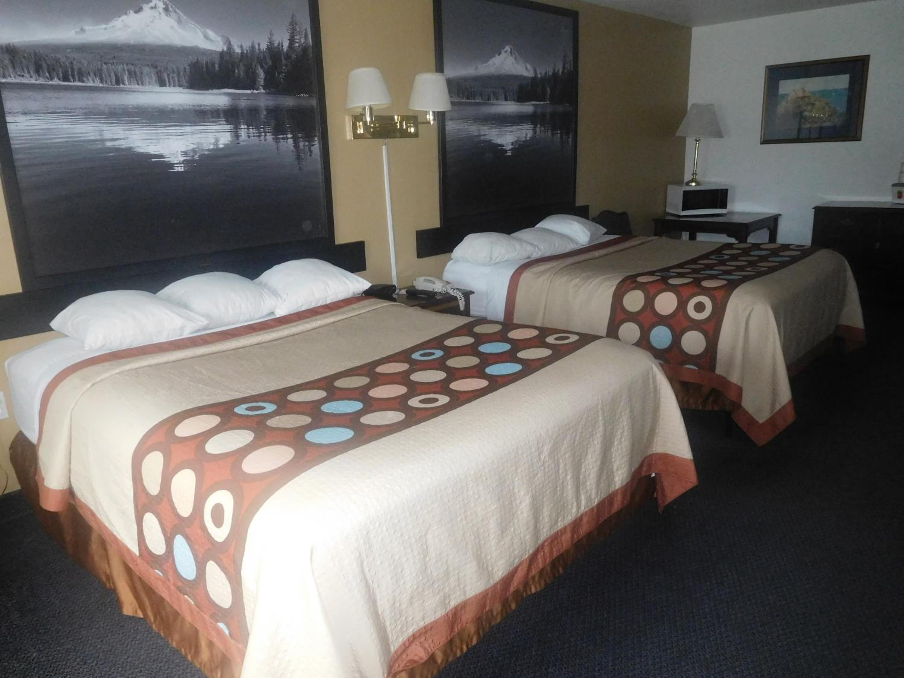 Queen Room with Two Queen Beds - Accessible/Non-Smoking - Photo 2