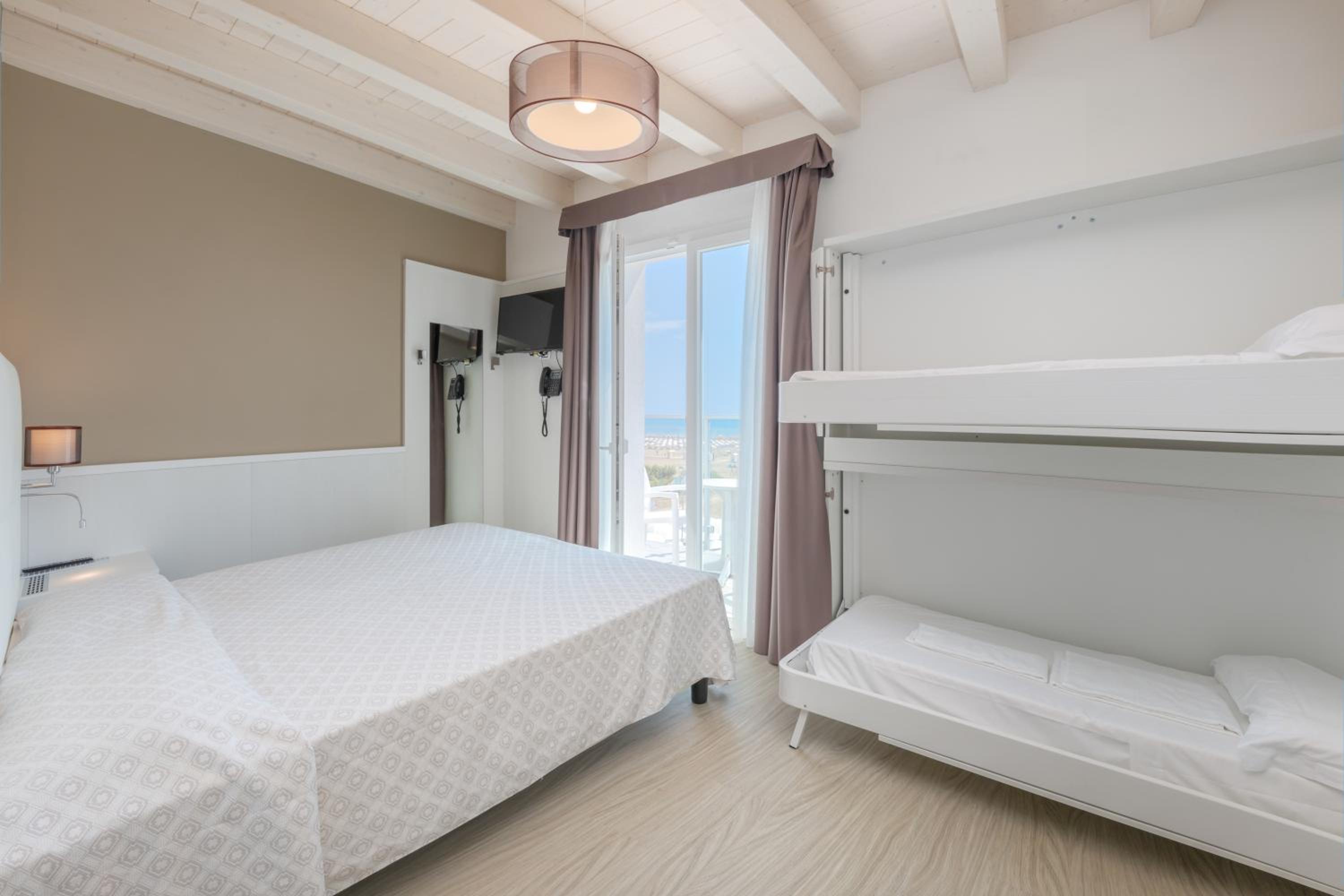 Family Room with Sea View - Photo 1