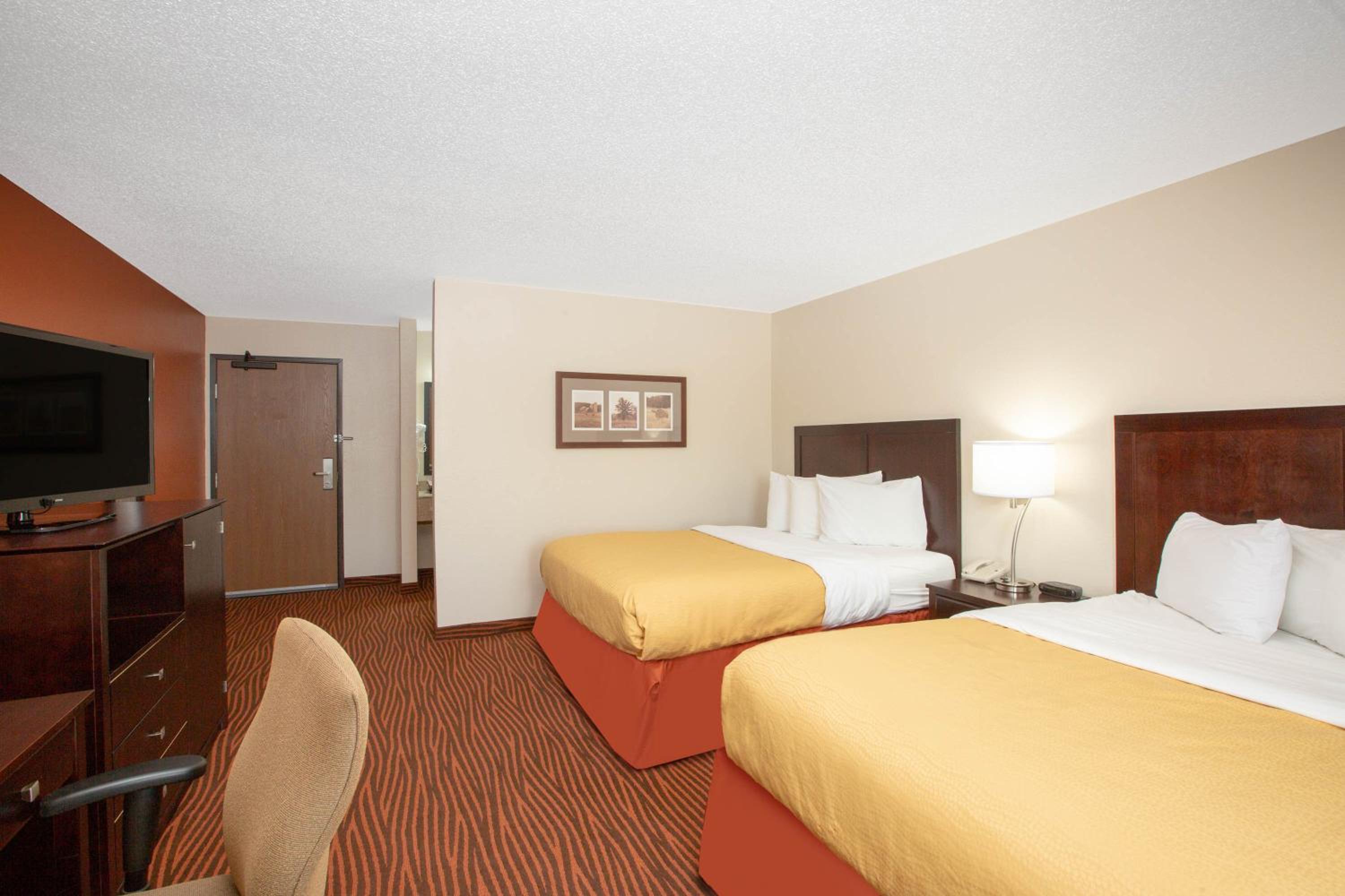 Queen Room with Two Queen Beds - Non-Smoking - Photo 1