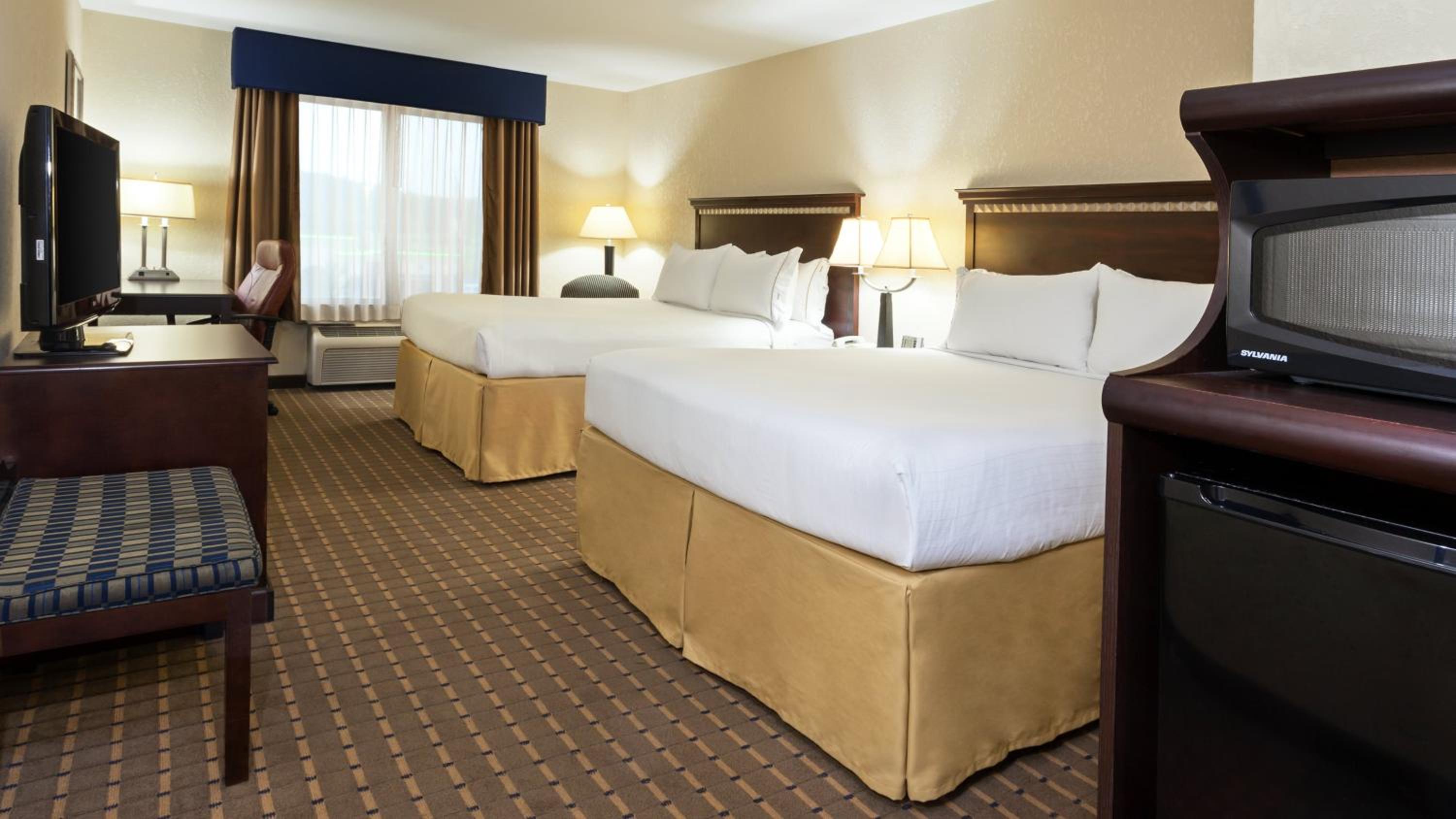 Standard Room with Two Queen Beds - Photo 5