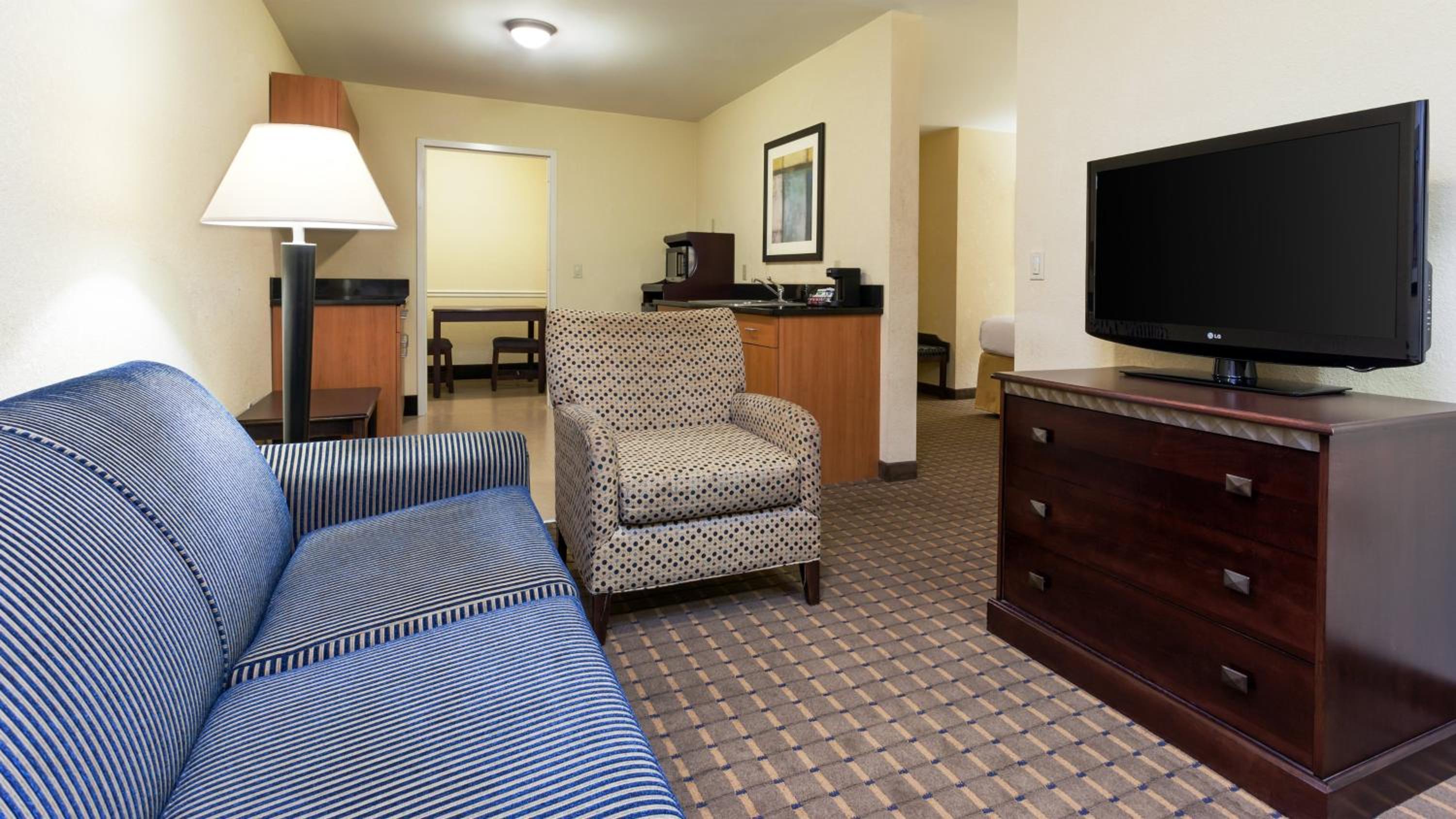 Queen Suite with Two Queen Beds and Sofa Bed - Photo 5
