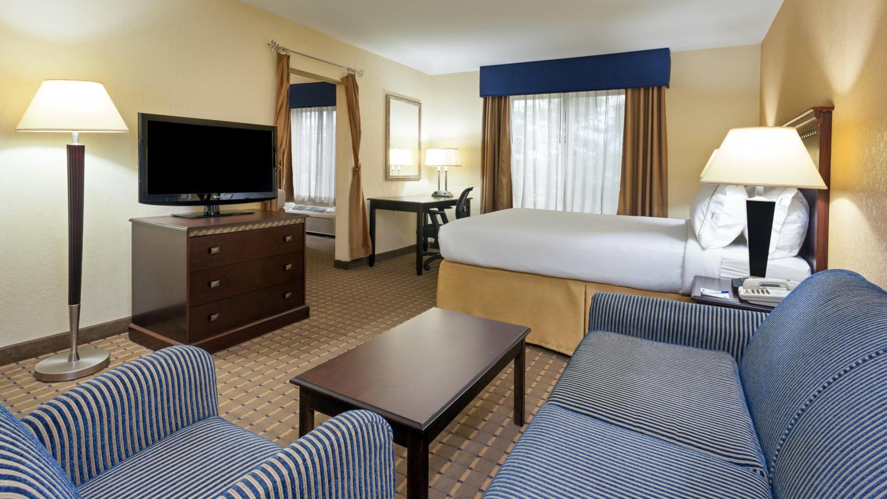 Premium Queen Room with Two Queens and One Sofa Bed - Photo 2