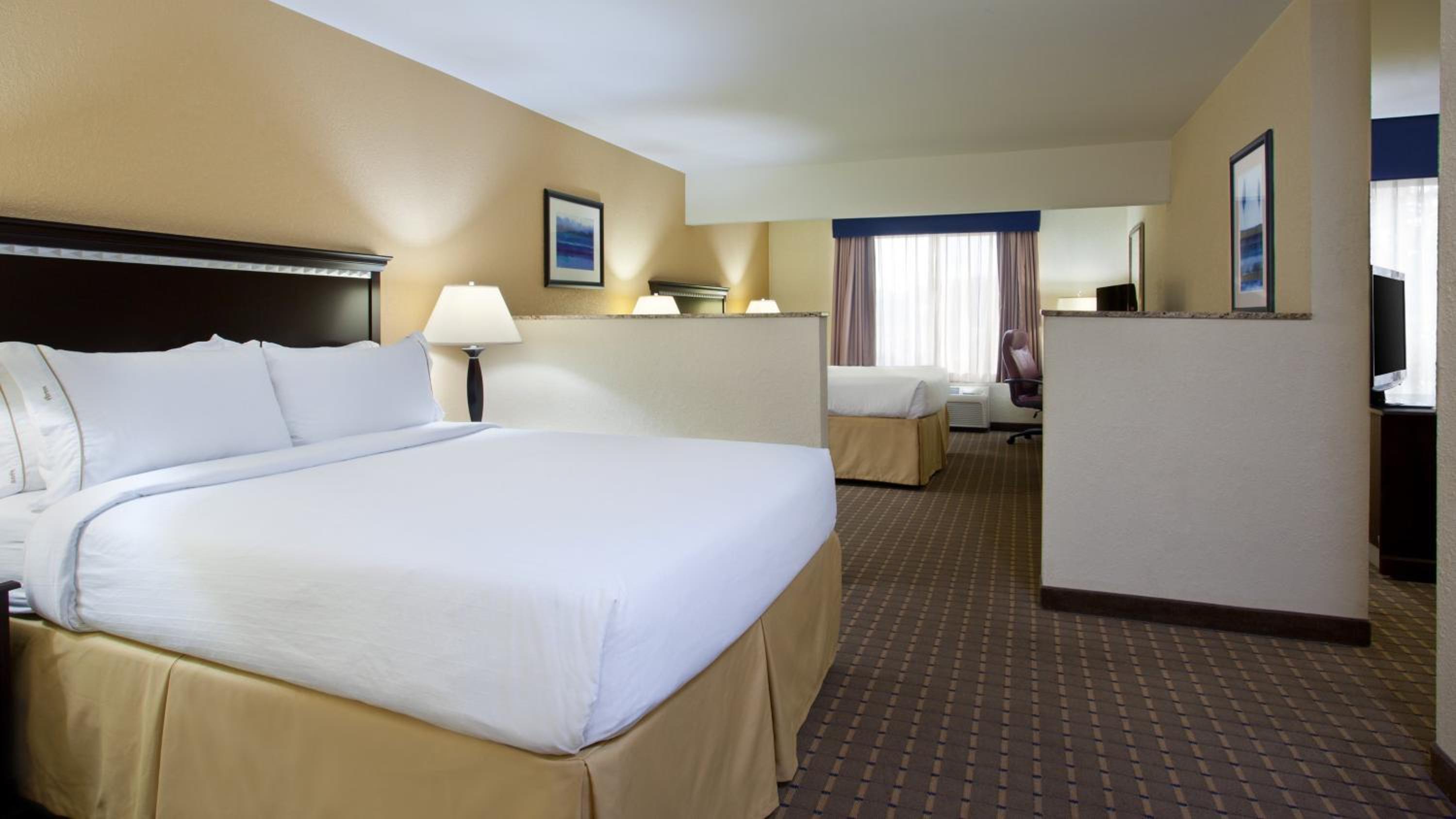 Queen Suite with Two Queen Beds and Sofa Bed - Photo 2
