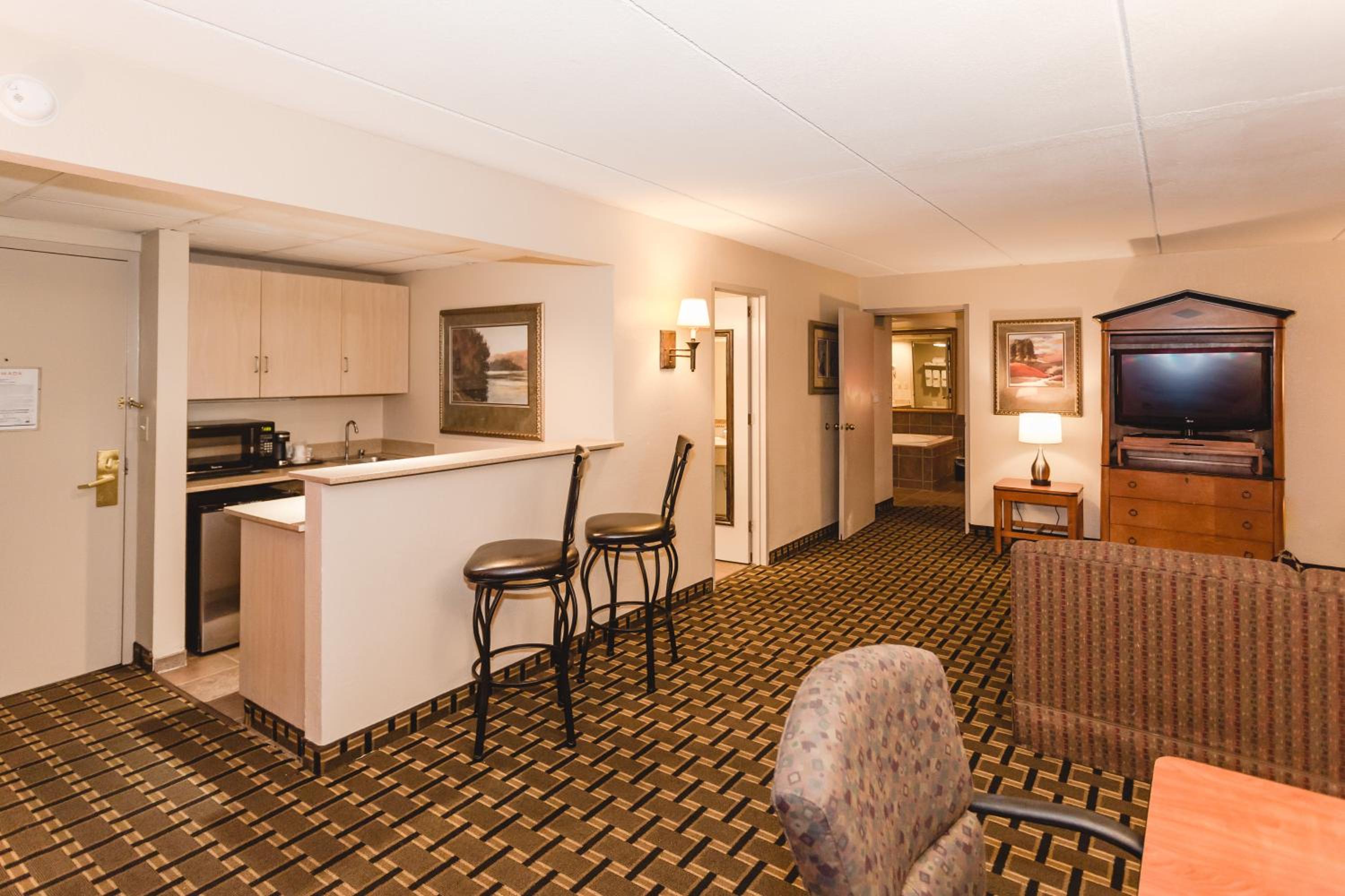 Business King Suite - Photo 13