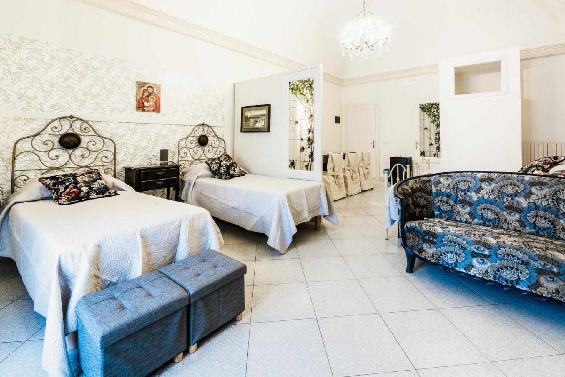 Deluxe Family Suite - Photo 16