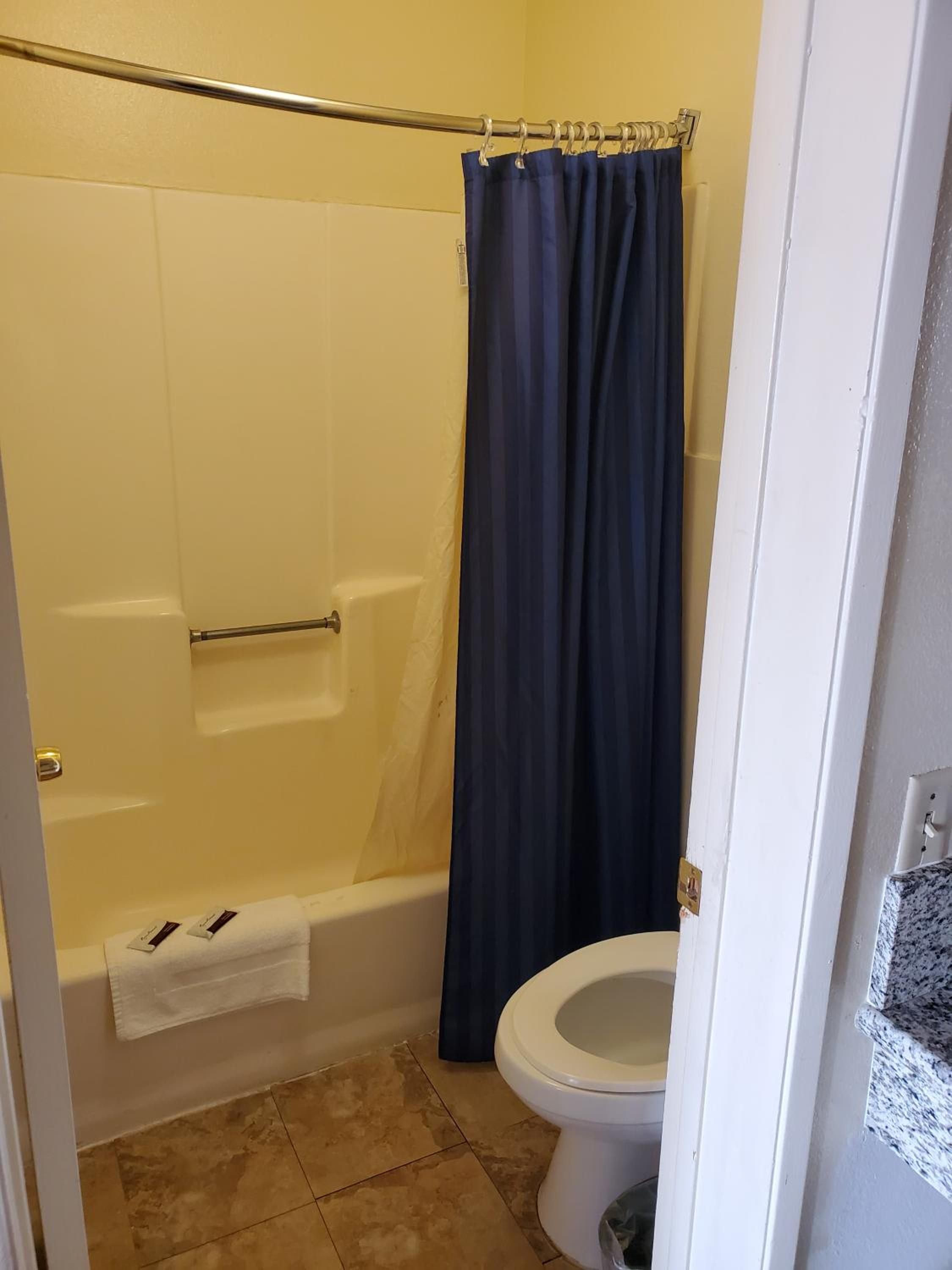 Double Room with City View - Photo 5