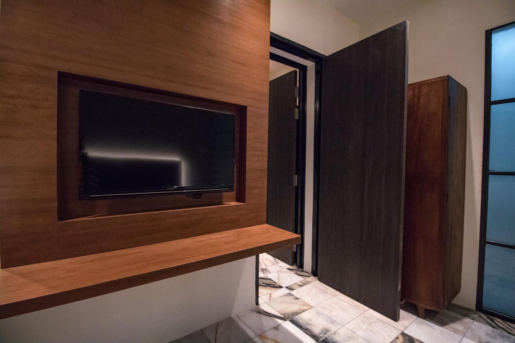 Signature Suite - Photo 4