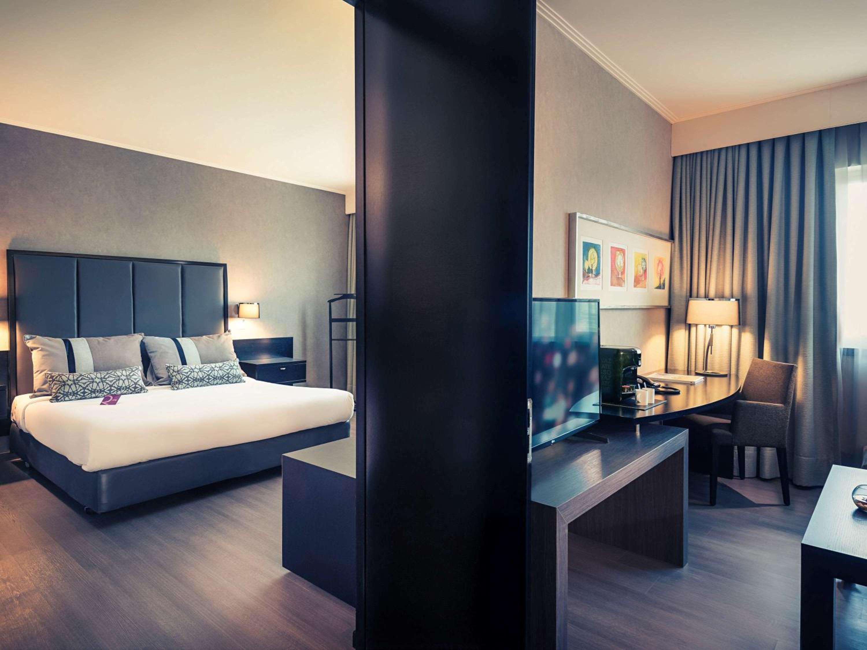 Junior Suite with One Queen Bed and Sofa Bed photo 3