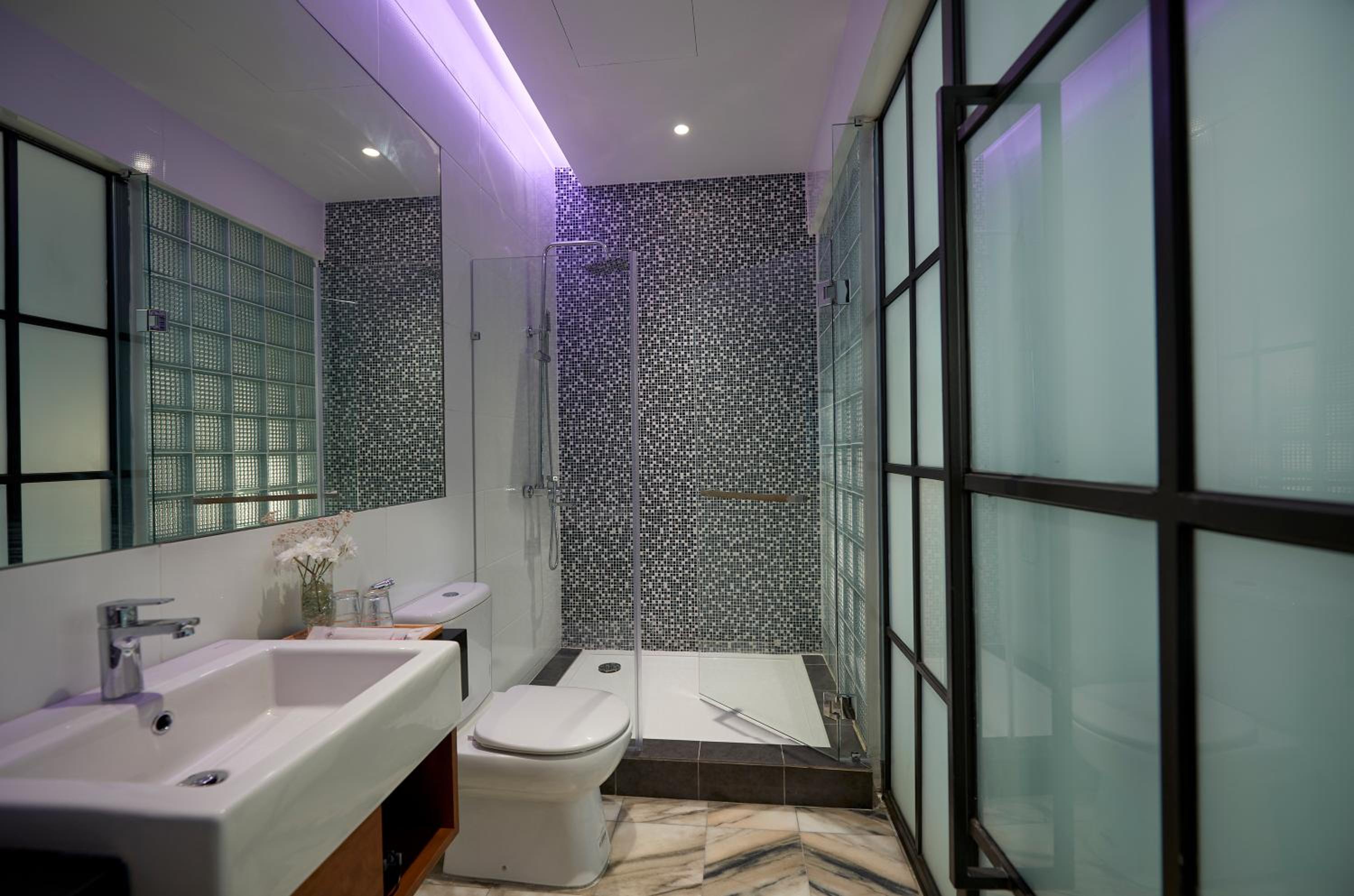 Signature Suite - Photo 2