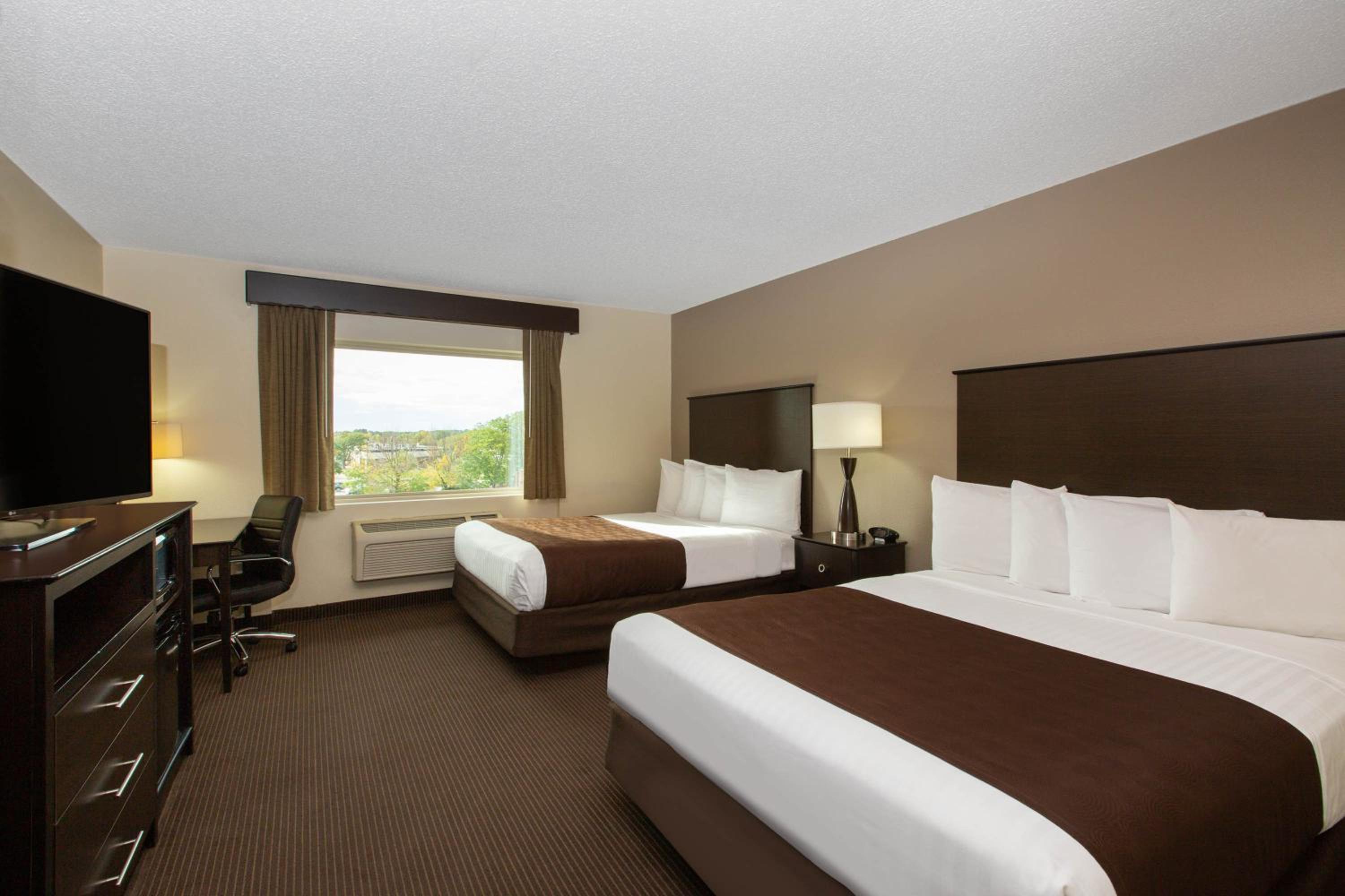 Queen Room with Two Queen Beds - Non-Smoking - Photo 4