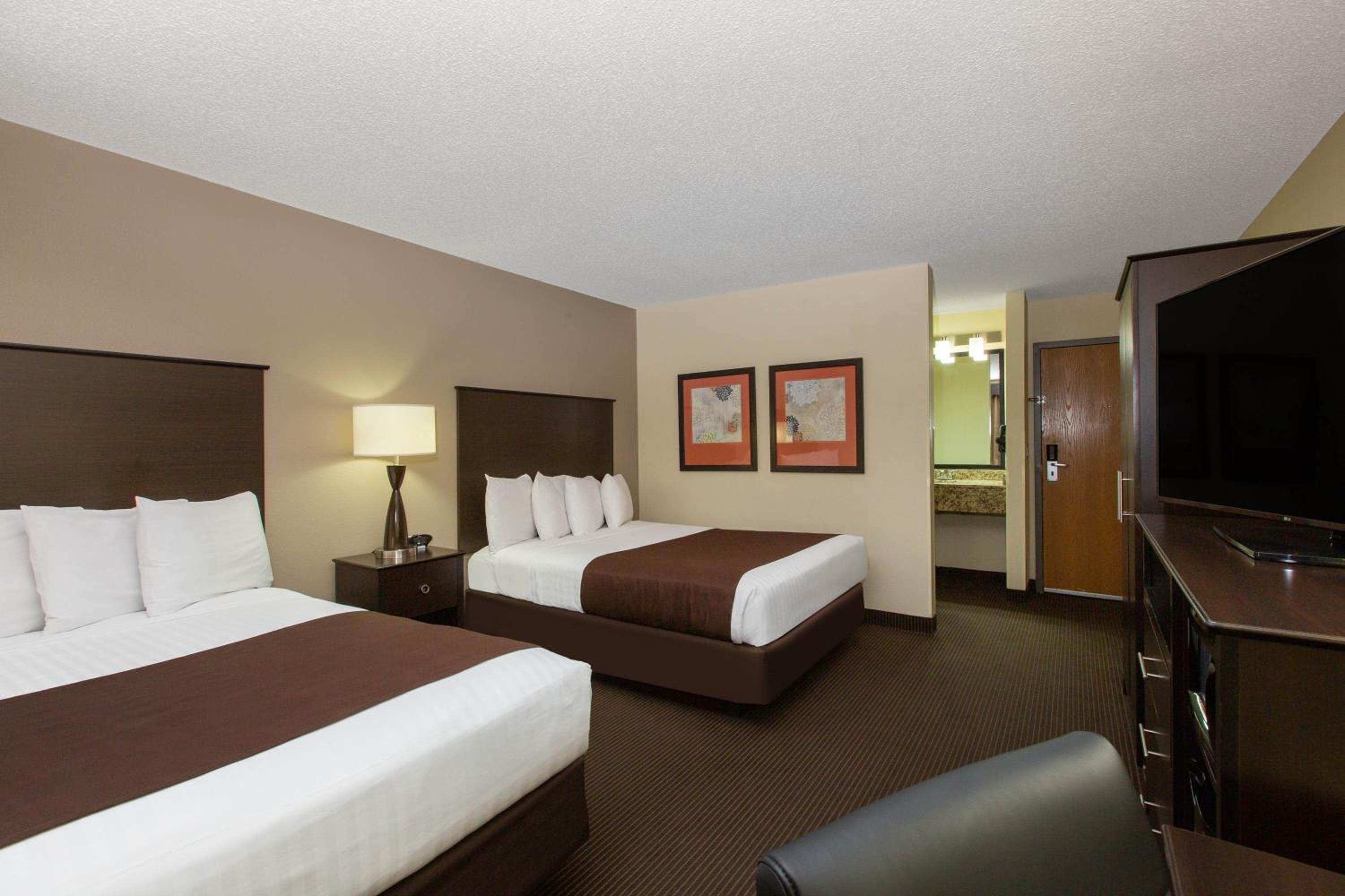 Queen Room with Two Queen Beds - Non-Smoking - Photo 1