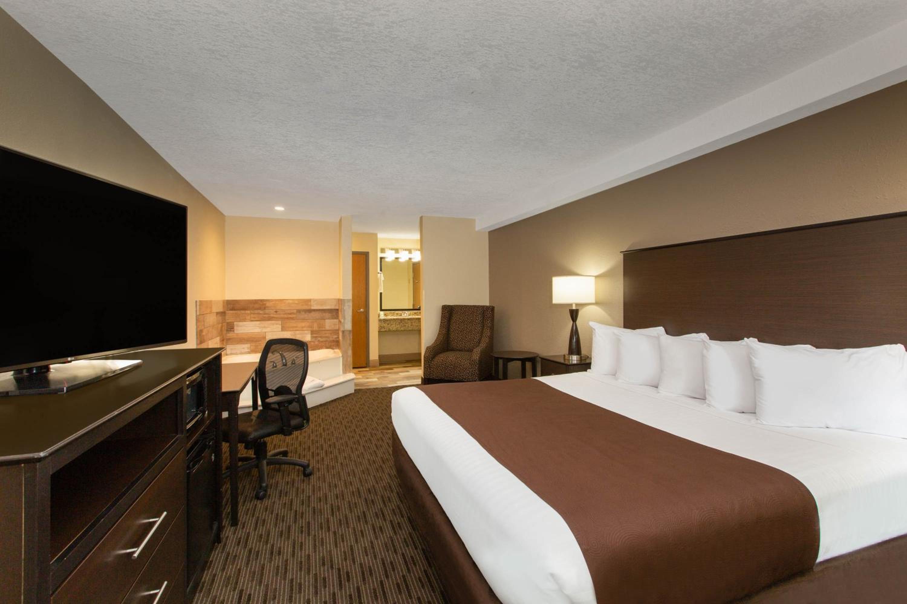 Superior King Suite - Non-Smoking - Photo 4