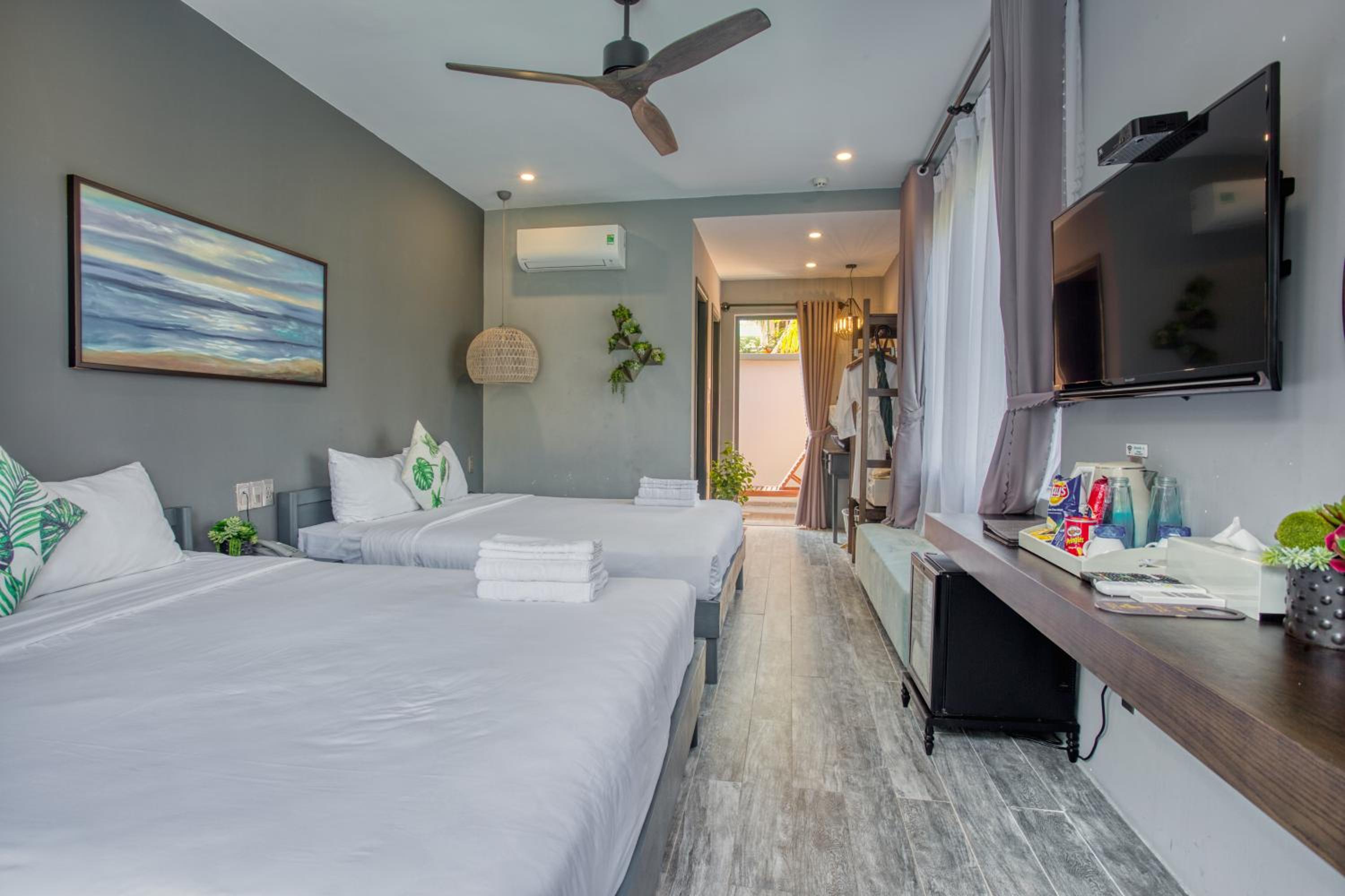 Family Room with Pool View - Photo 5