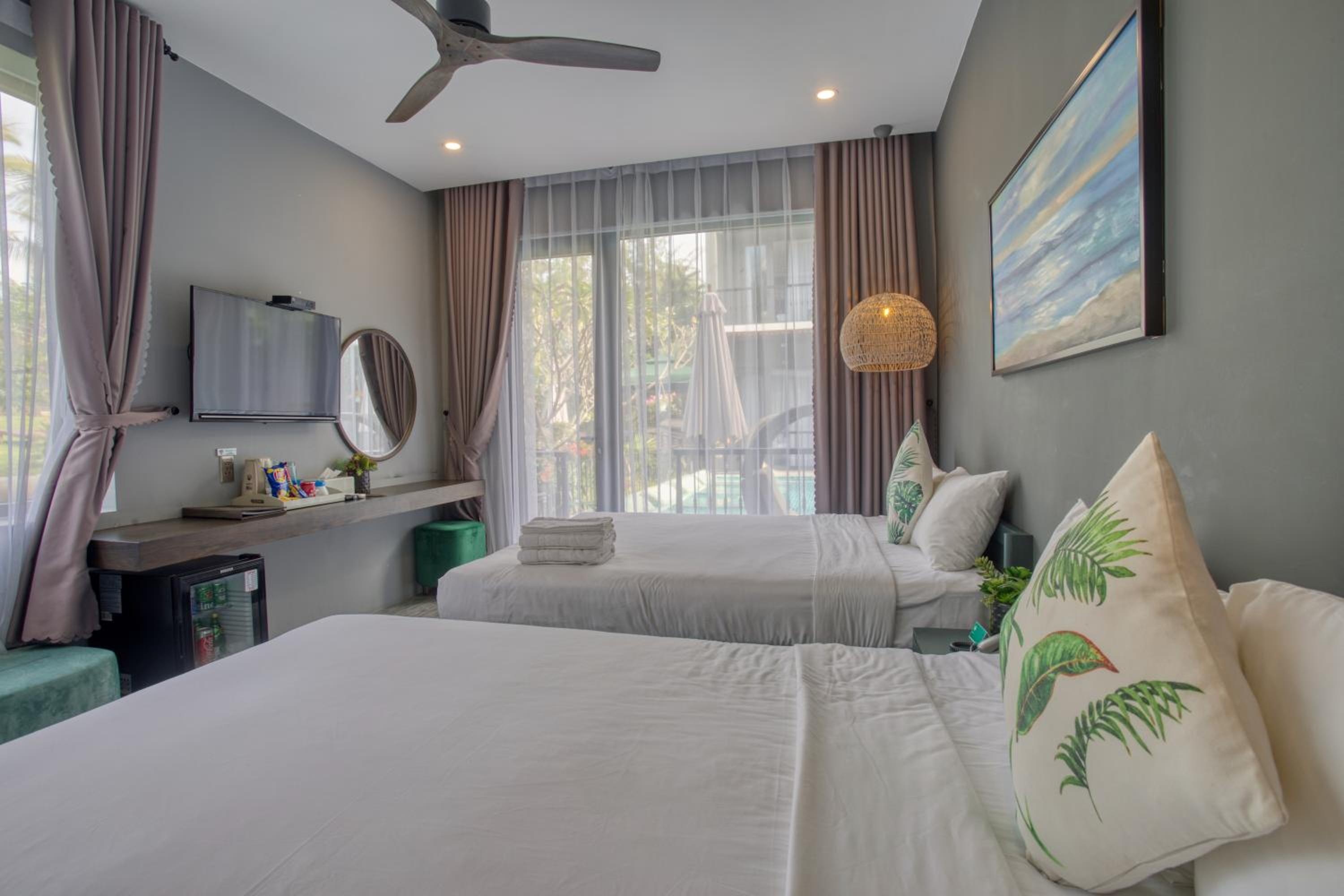 Family Room with Pool View - Photo 23