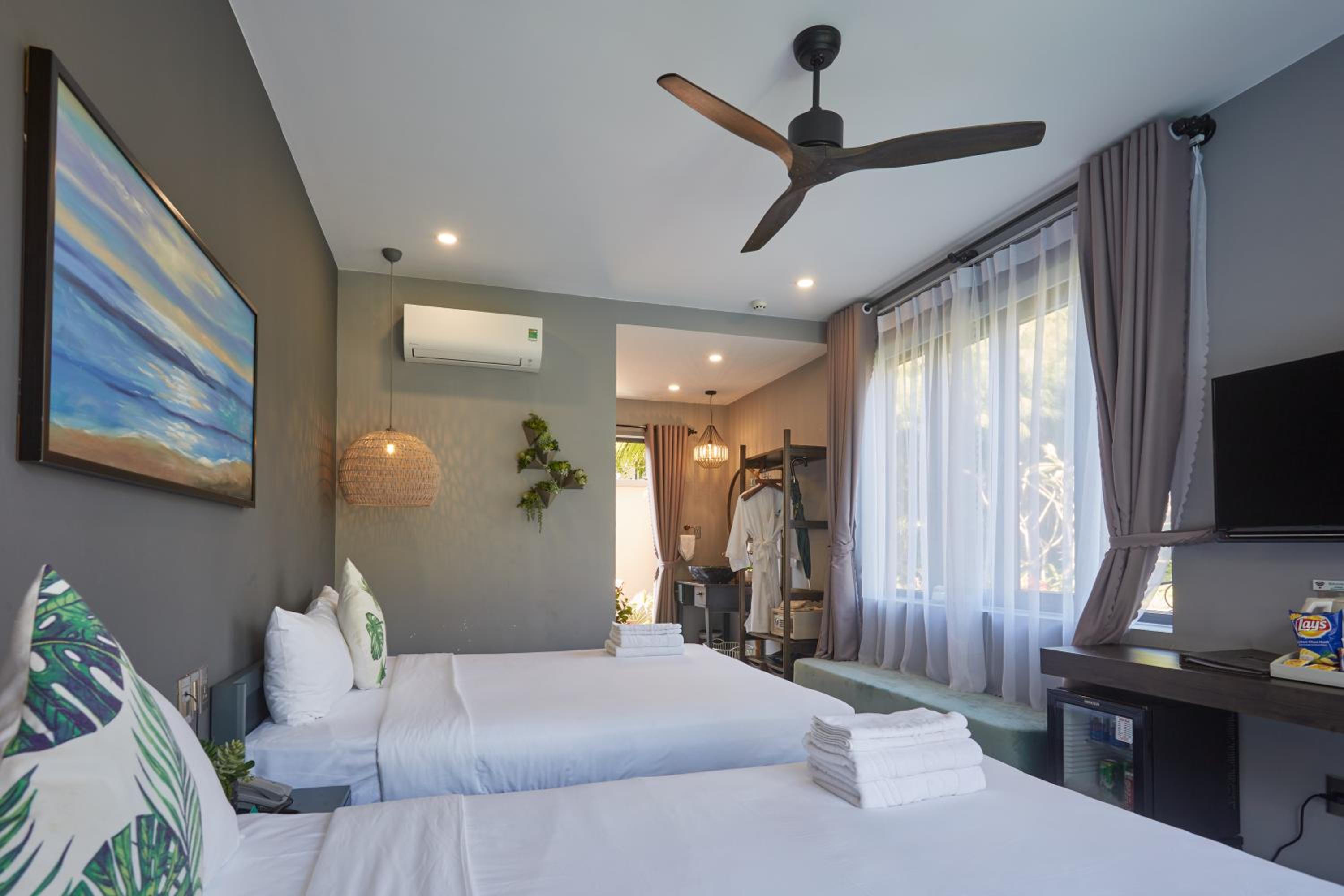 Family Room with Pool View - Photo 16