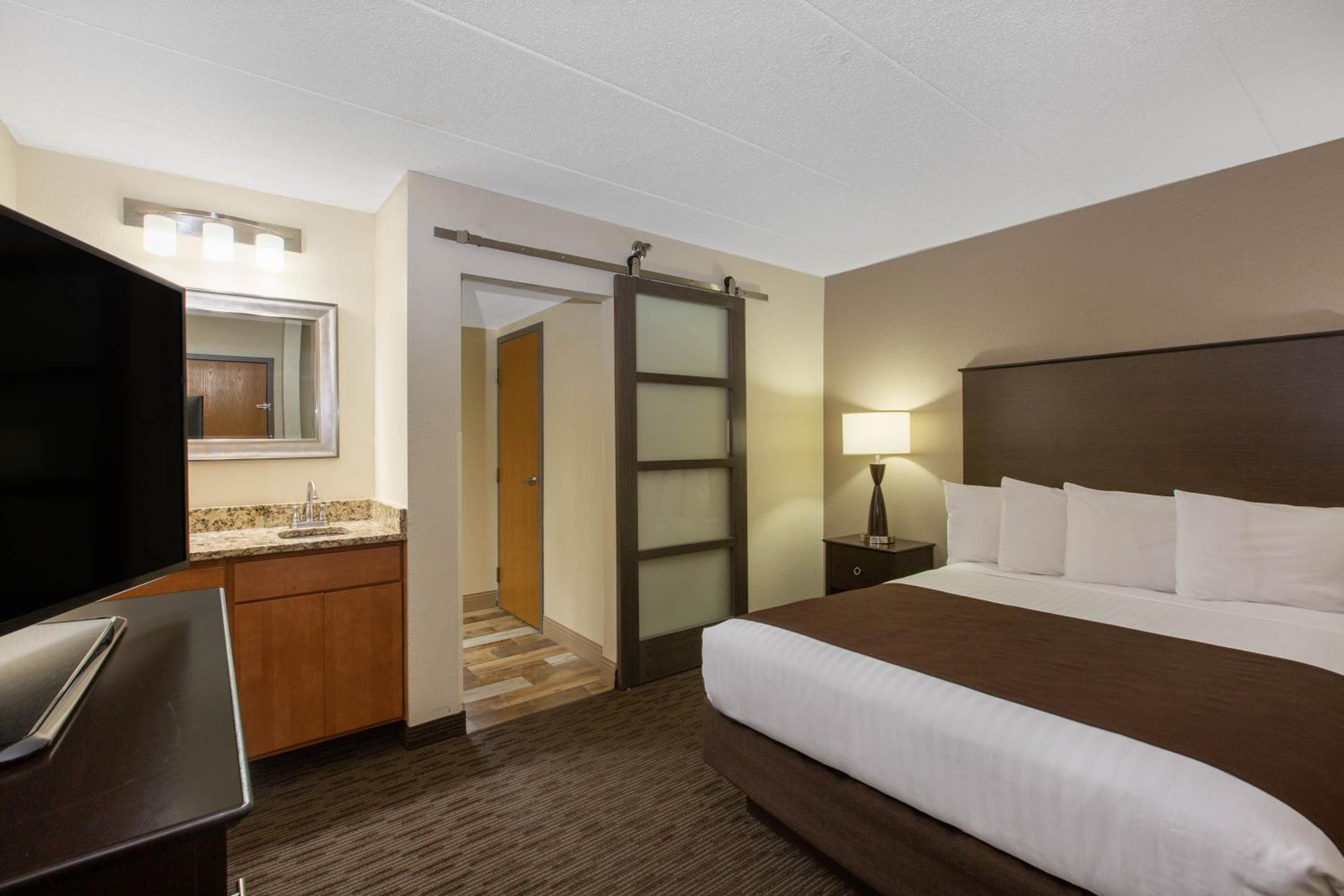 1 King and 1 Queen Bed, Two-Bedroom, Suite, Non-Smoking - Photo 1