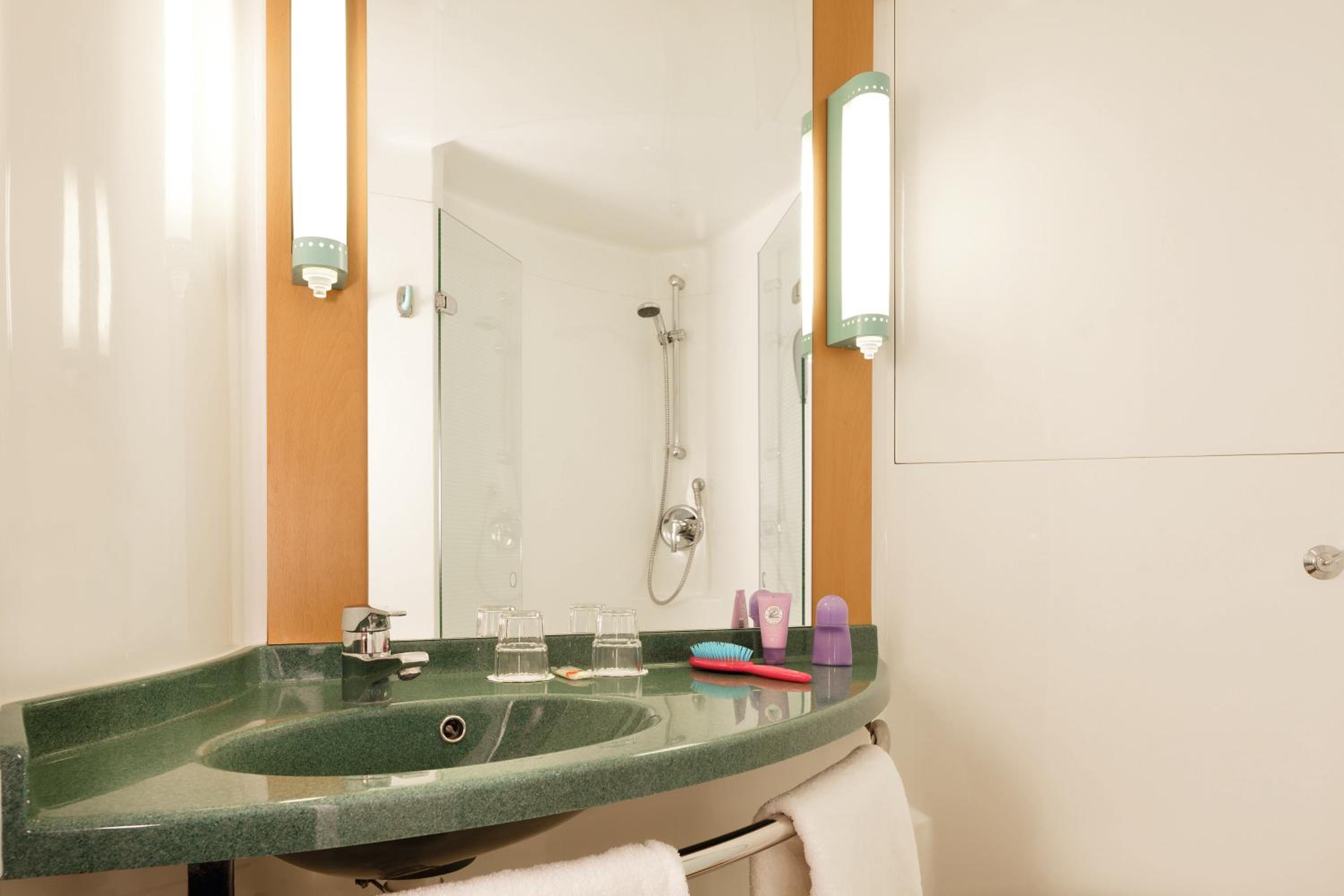 Standard Room with 1 Double Bed - Photo 8