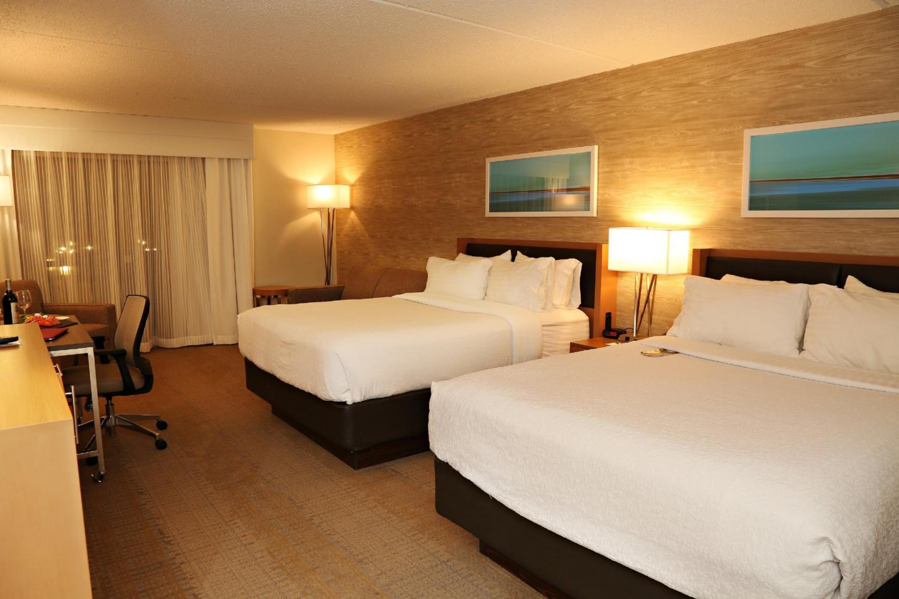 Queen Room with Two Queen Beds - Non-Smoking - Photo 2