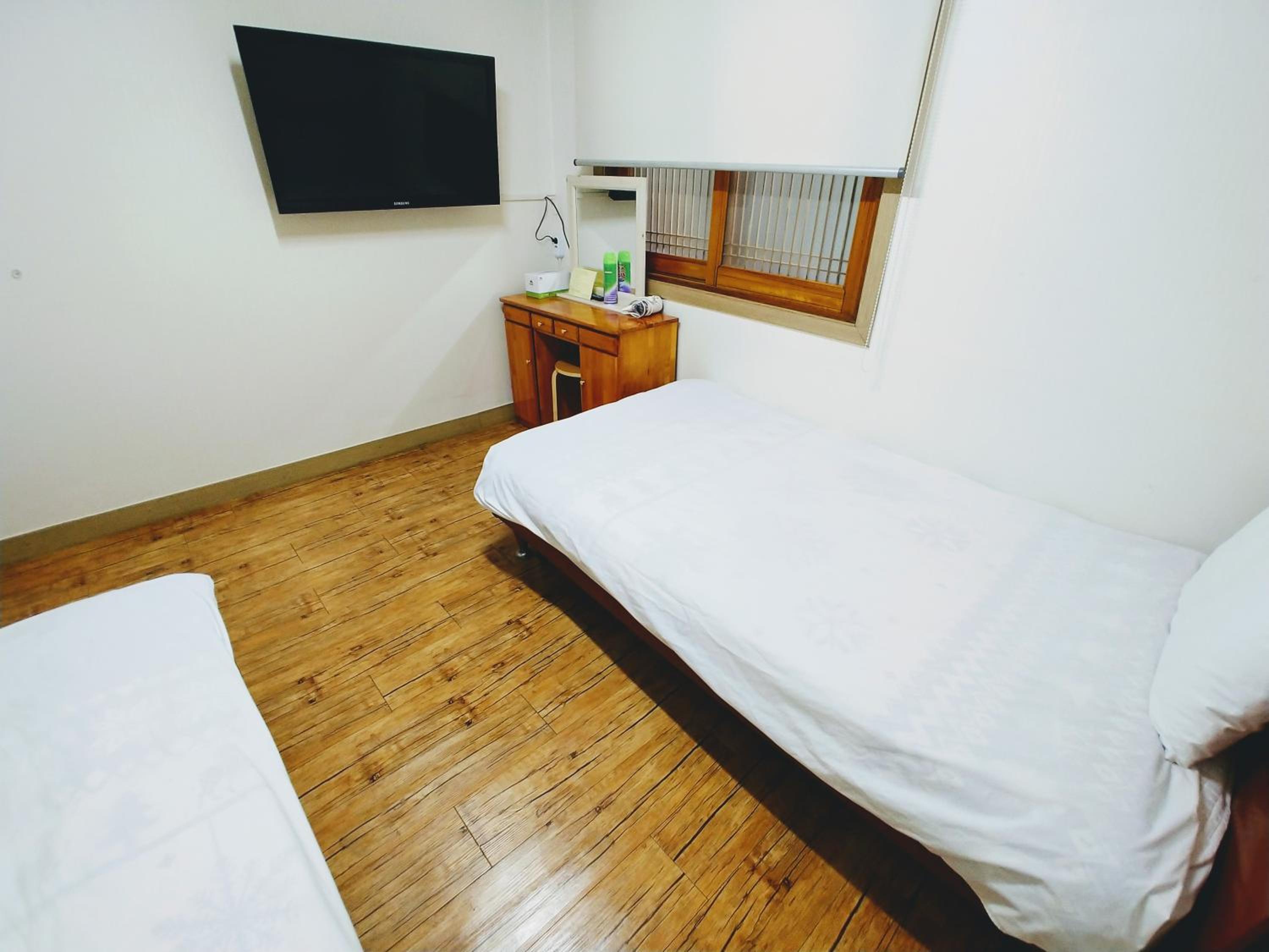 Twin Room with Bathroom photo 2