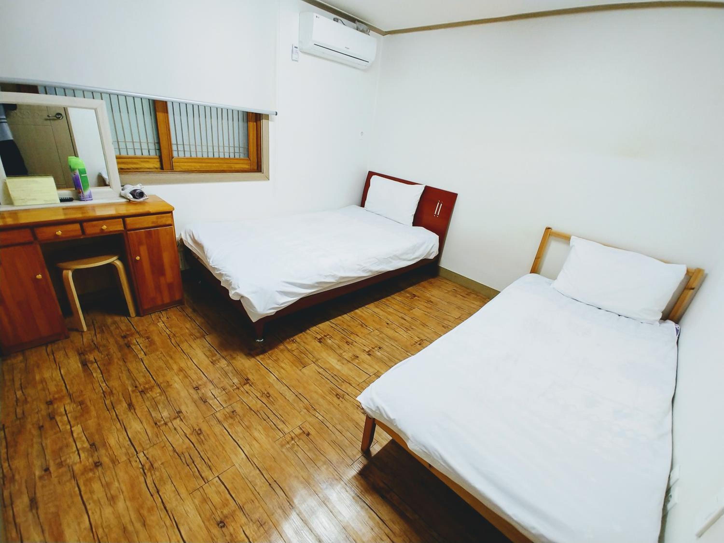 Twin Room with Bathroom photo 3