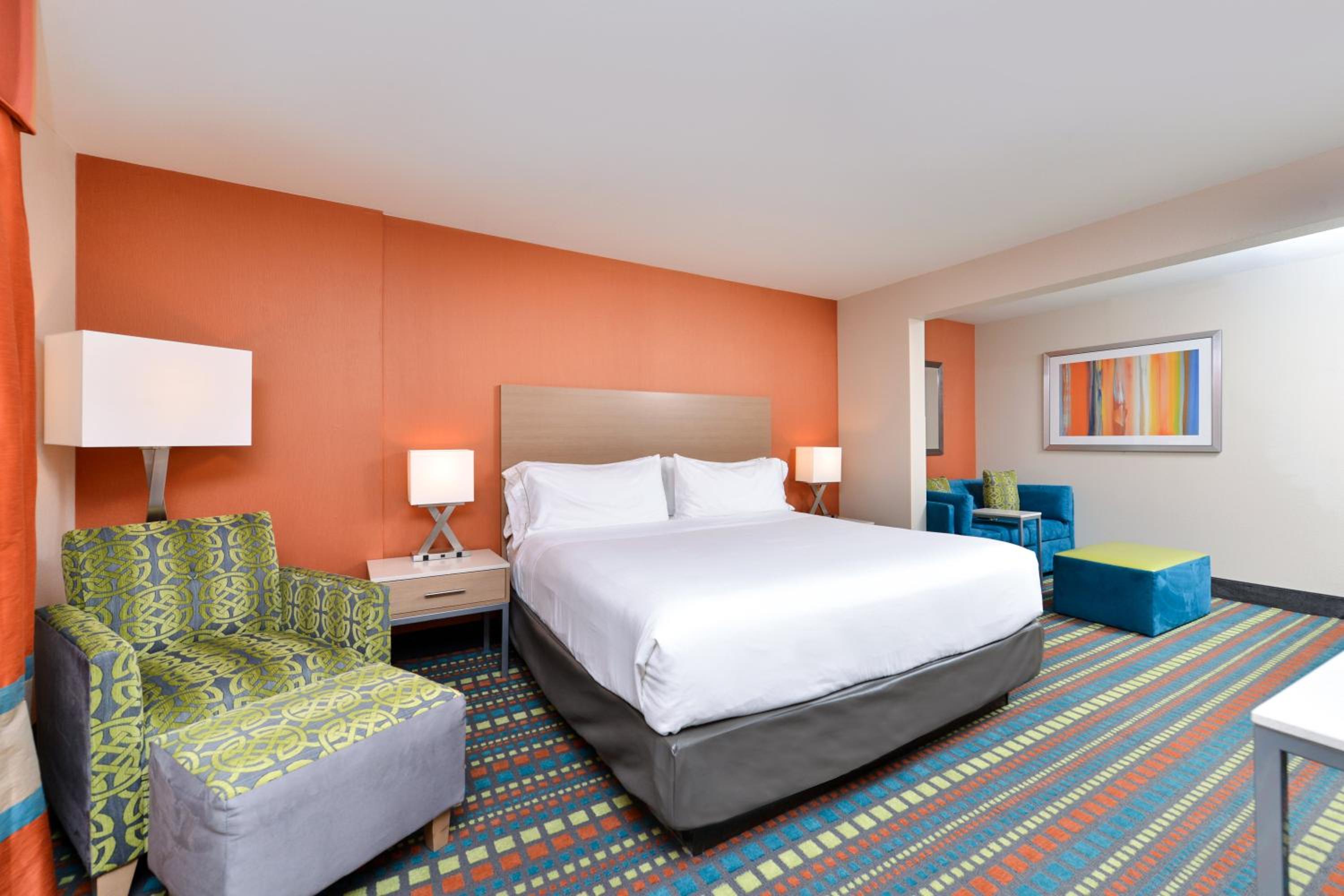 Standard King Room with Sofa Bed - Photo 2