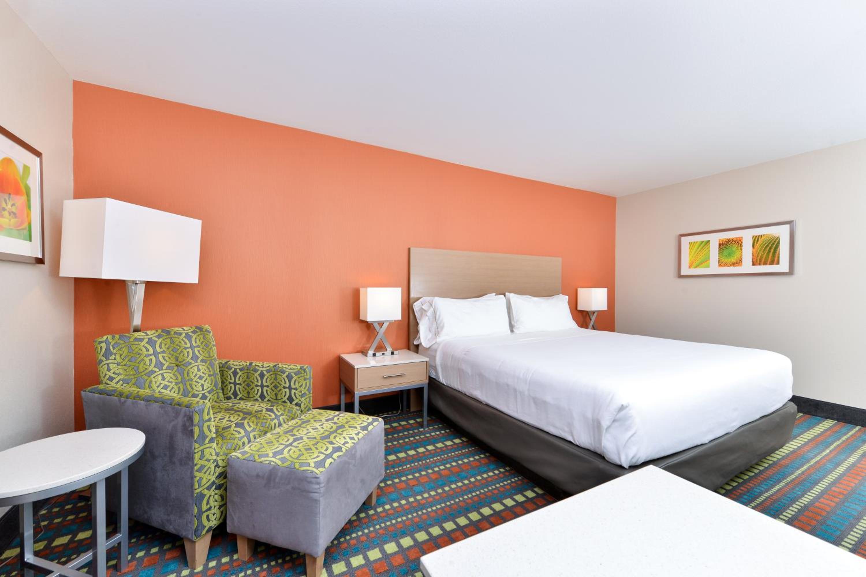 Standard King Room with Sofa Bed - Photo 8