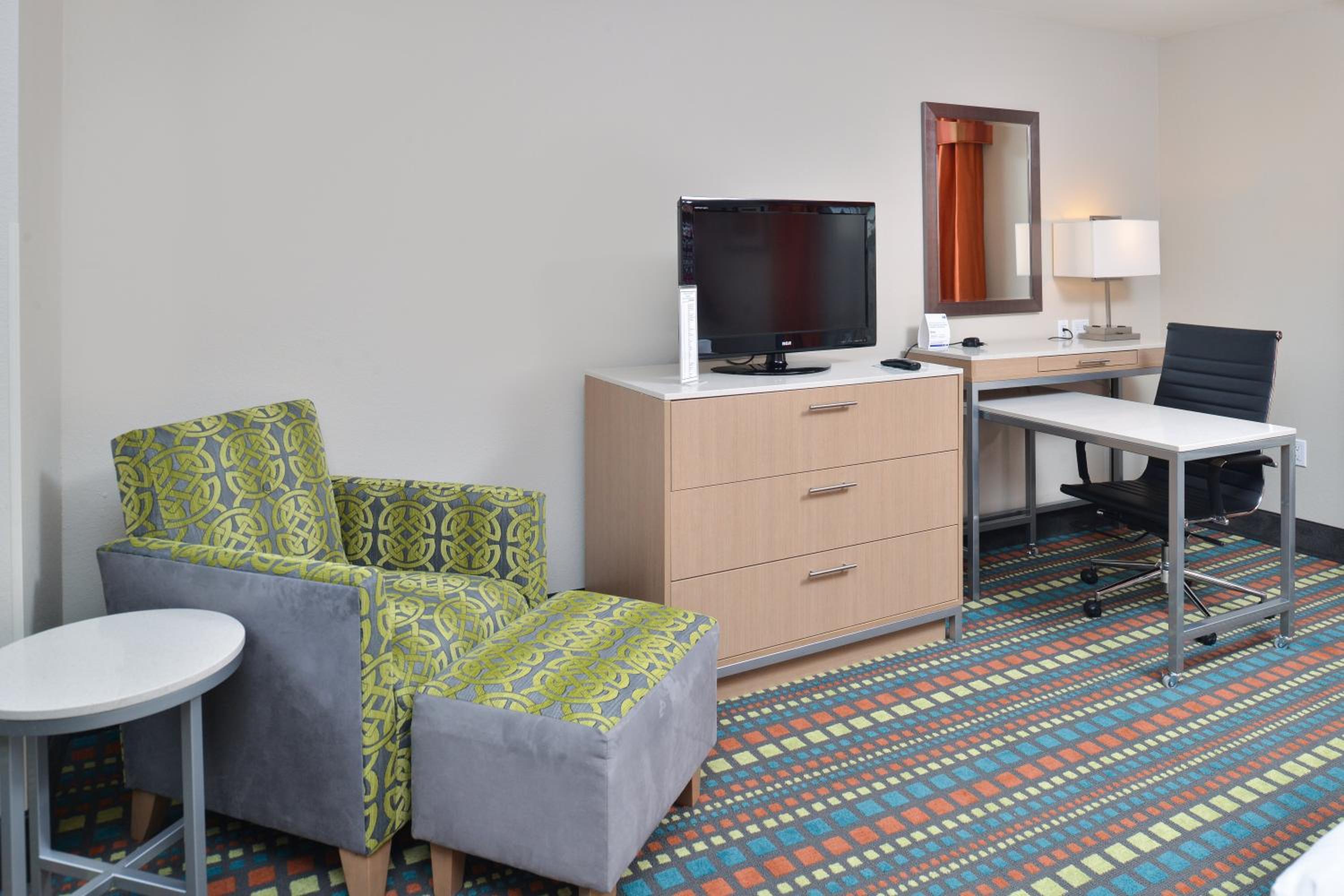 Standard King Room with Sofa Bed - Photo 1