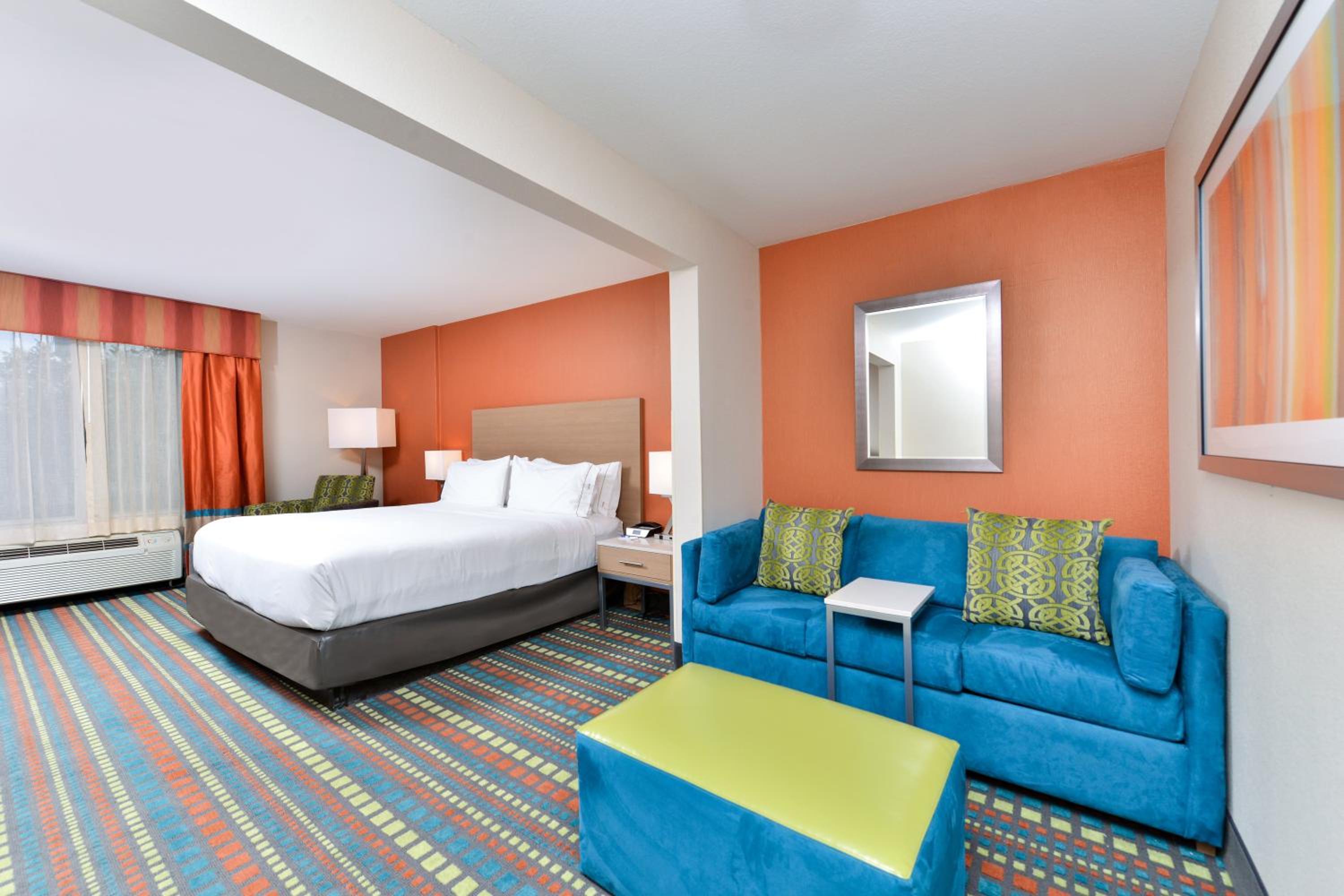 Standard King Room with Sofa Bed - Photo 6