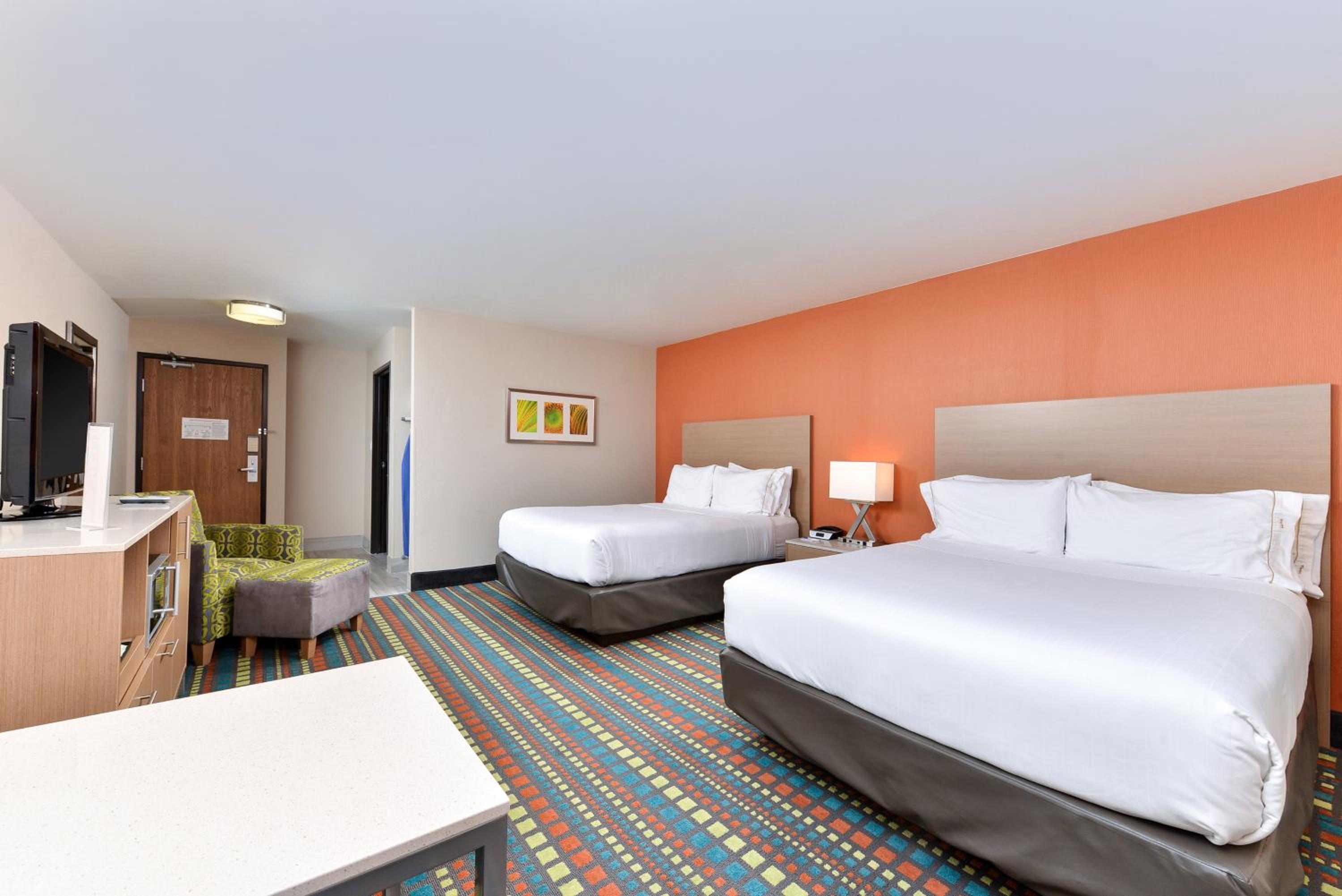 Standard Room with Two Queen Beds - Photo 4