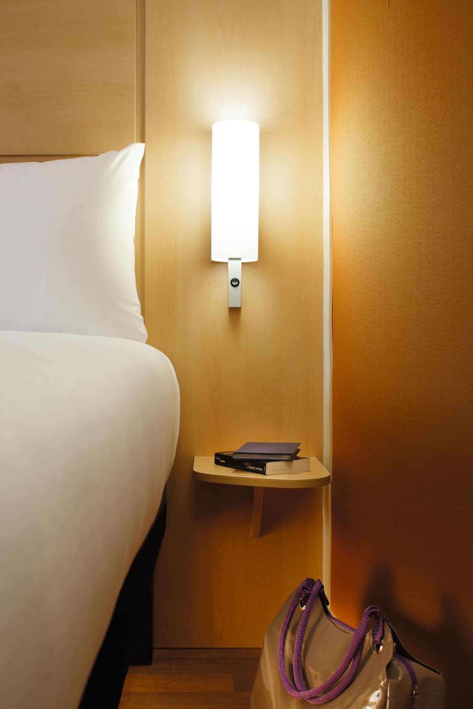 Standard Room with 2 Single Beds - Photo 9