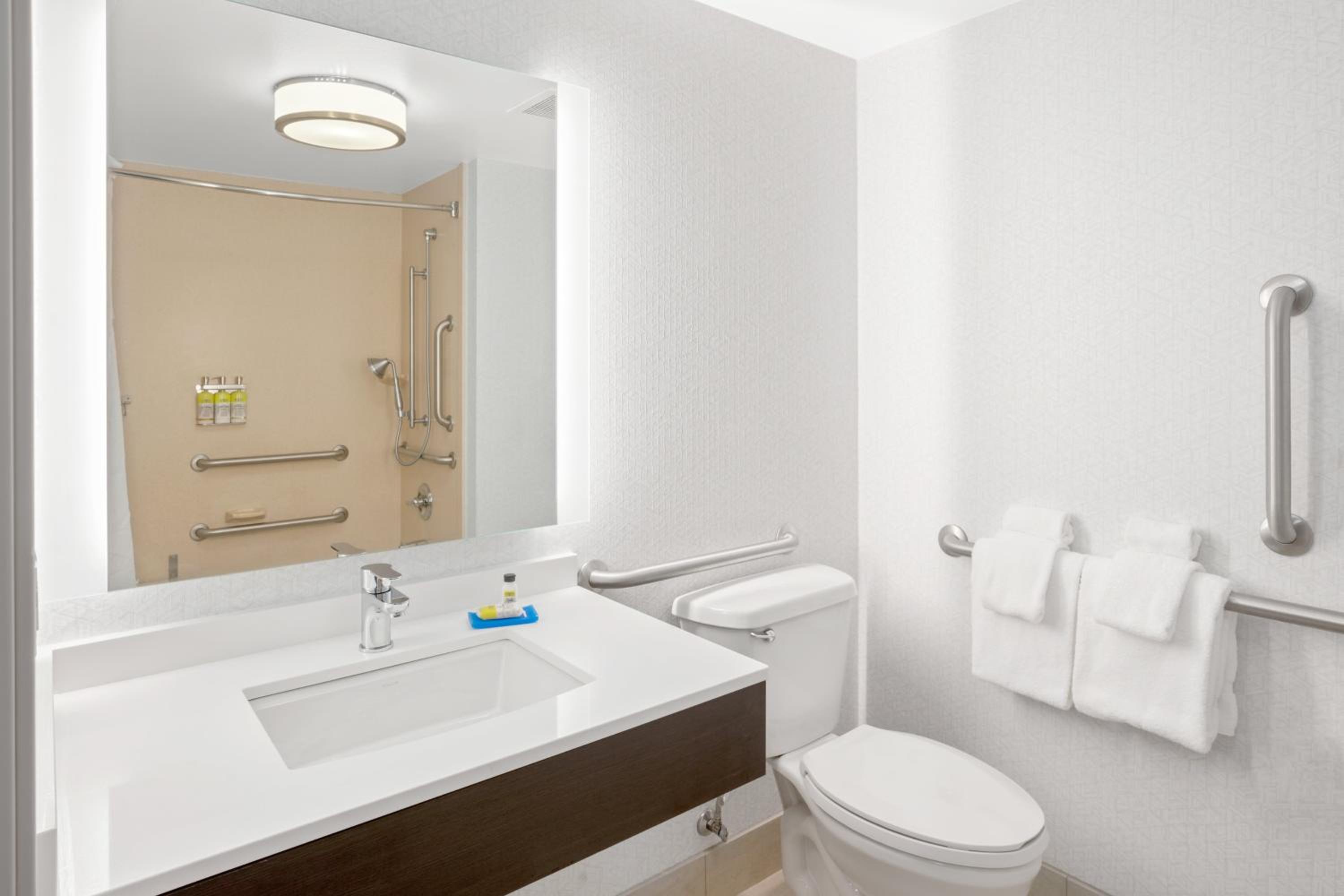 Standard King Room with Mobility Accessible Tub - Photo 2